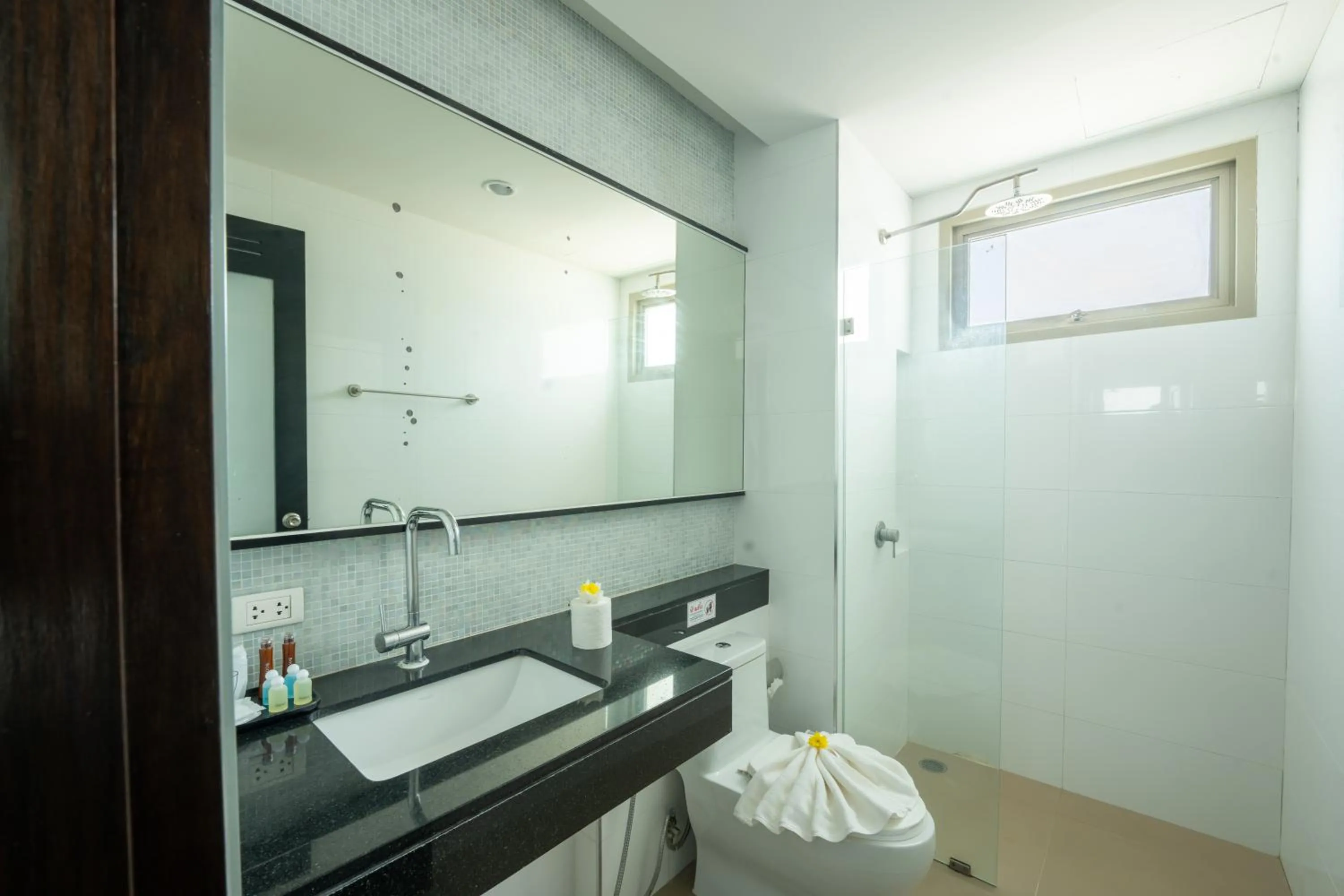 Shower in Yenna Apartment