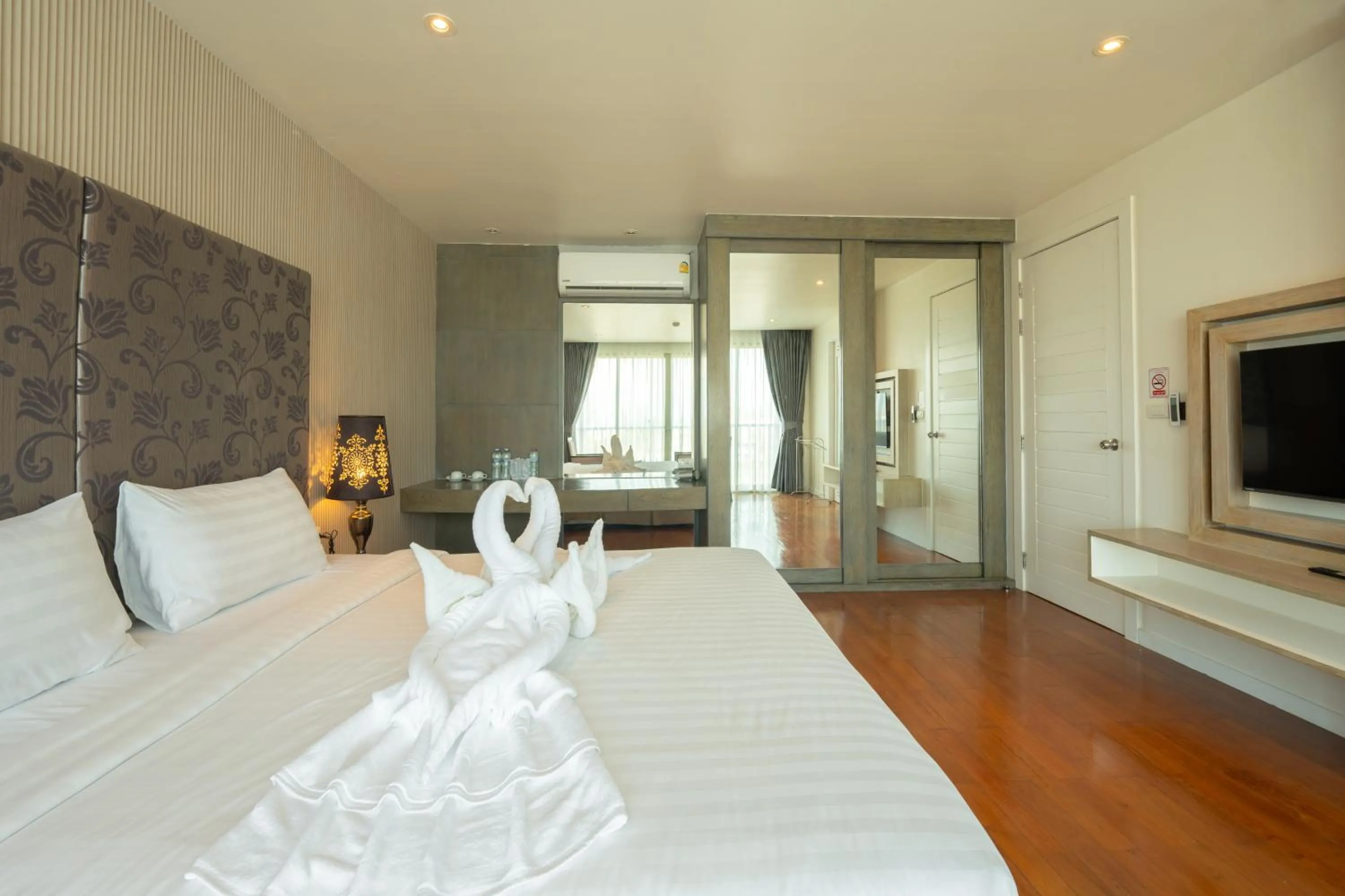 Photo of the whole room, Bed in Yenna Apartment