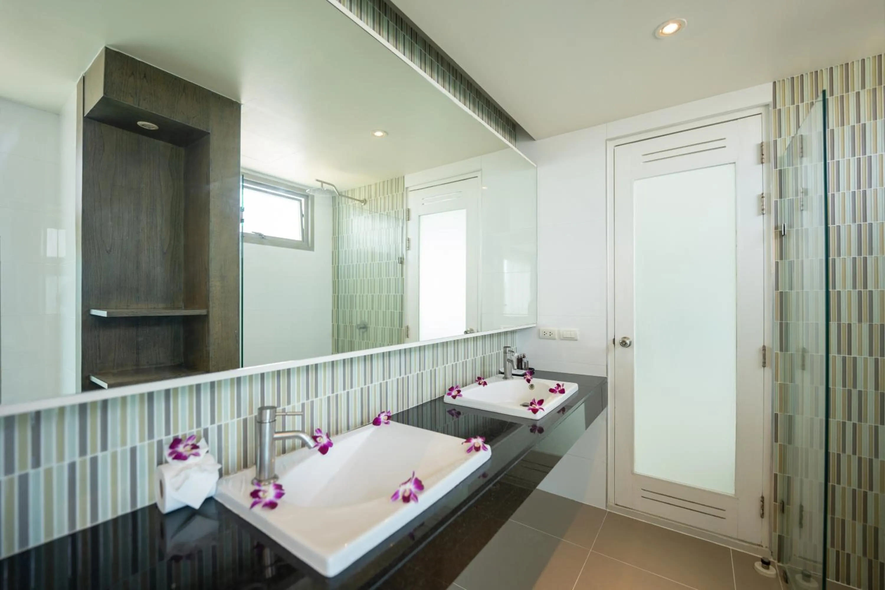 Bathroom, Bed in Yenna Apartment