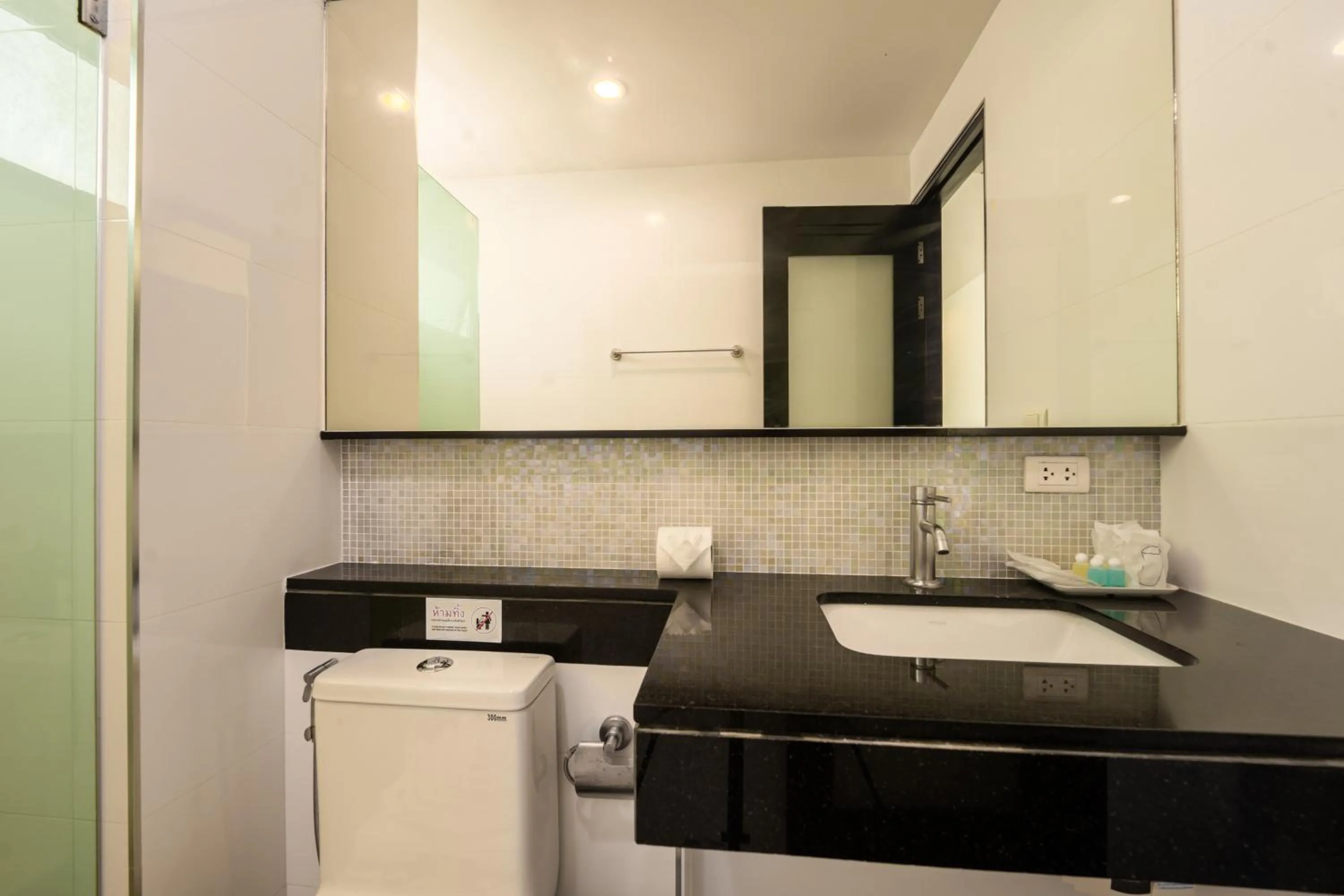 Toilet in Yenna Apartment