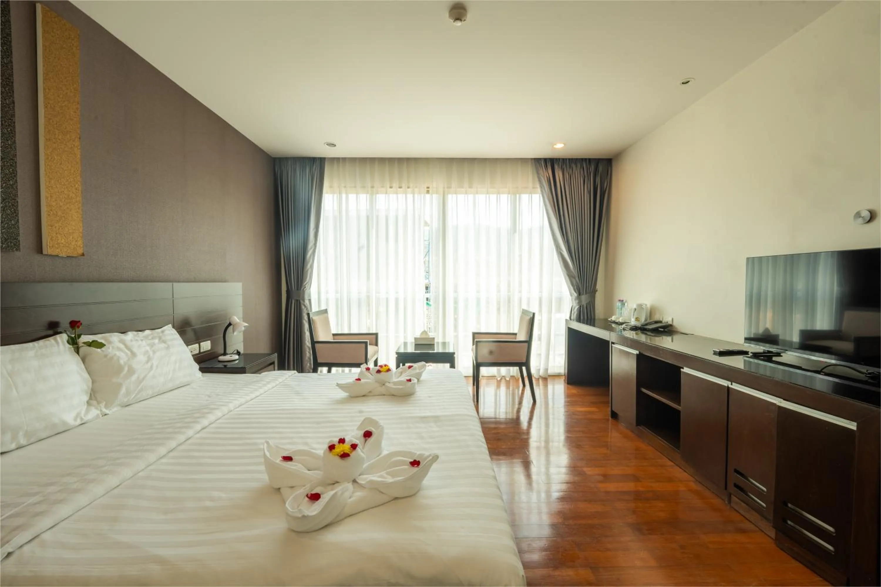 TV and multimedia, Bed in Yenna Apartment