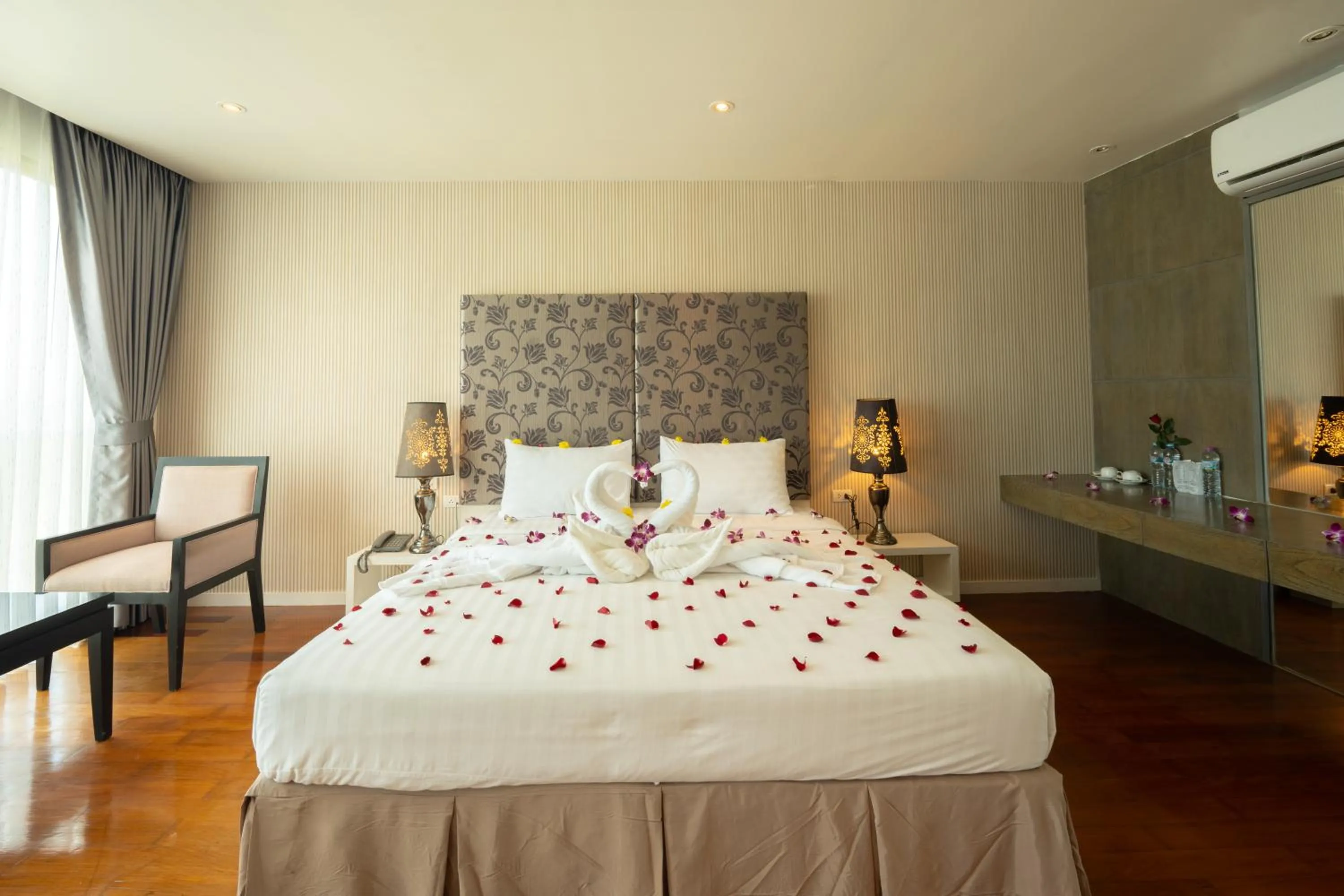 Photo of the whole room, Bed in Yenna Apartment