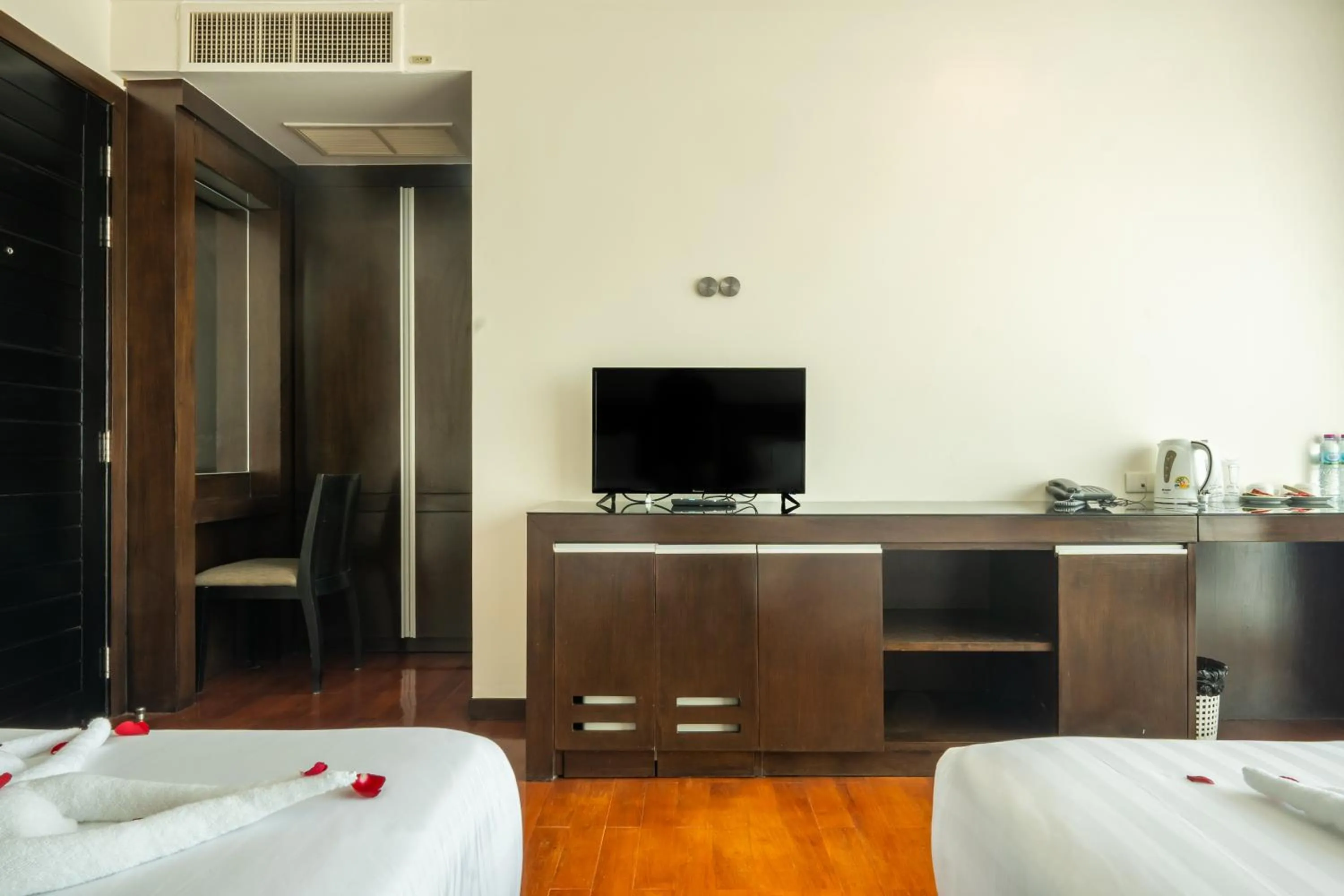 TV and multimedia, Bed in Yenna Apartment
