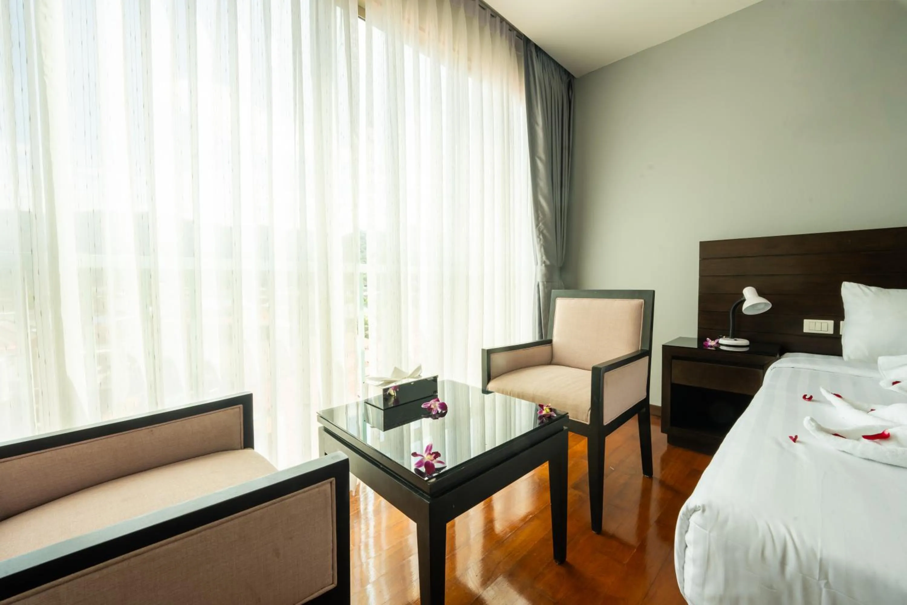 Seating area, Bed in Yenna Apartment