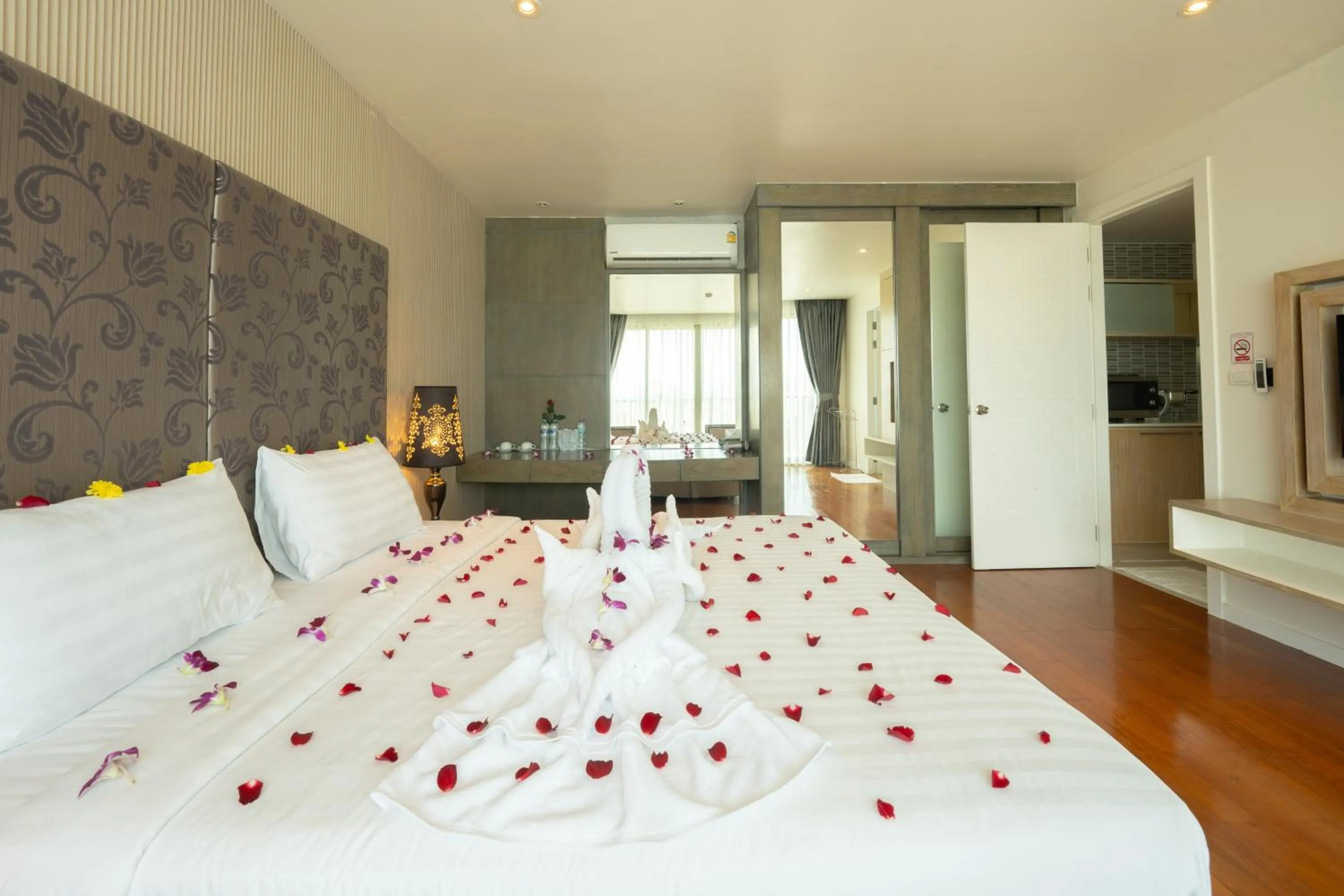 Photo of the whole room, Bed in Yenna Apartment