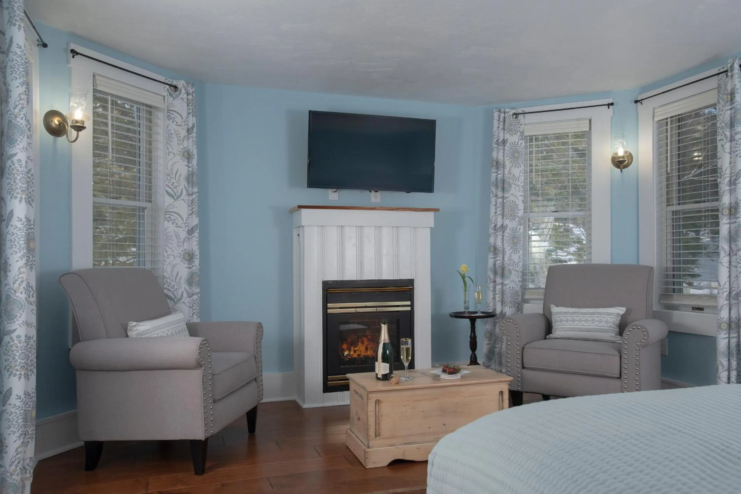 Seating area, Bed in The Lodge at Moosehead Lake