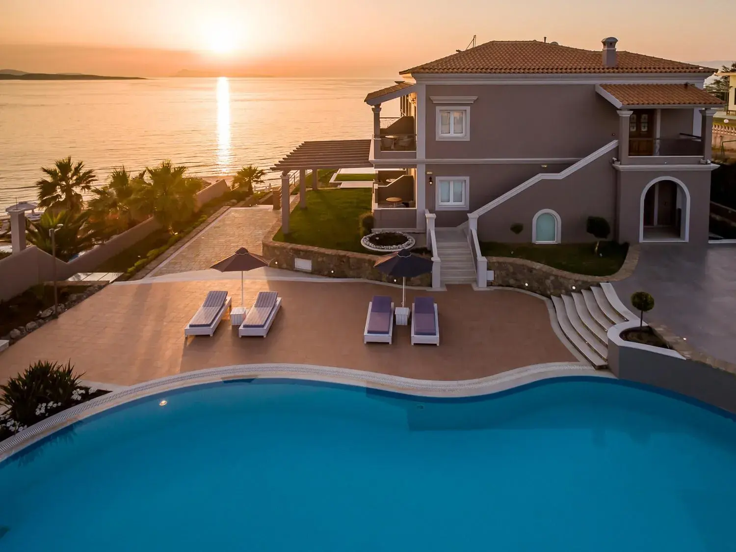 Property building in Pictures Suites Property building in Pictures Suites