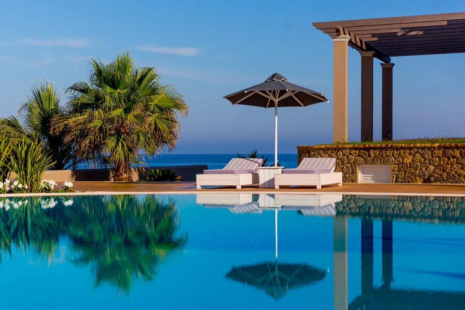 Swimming pool in Pictures Suites