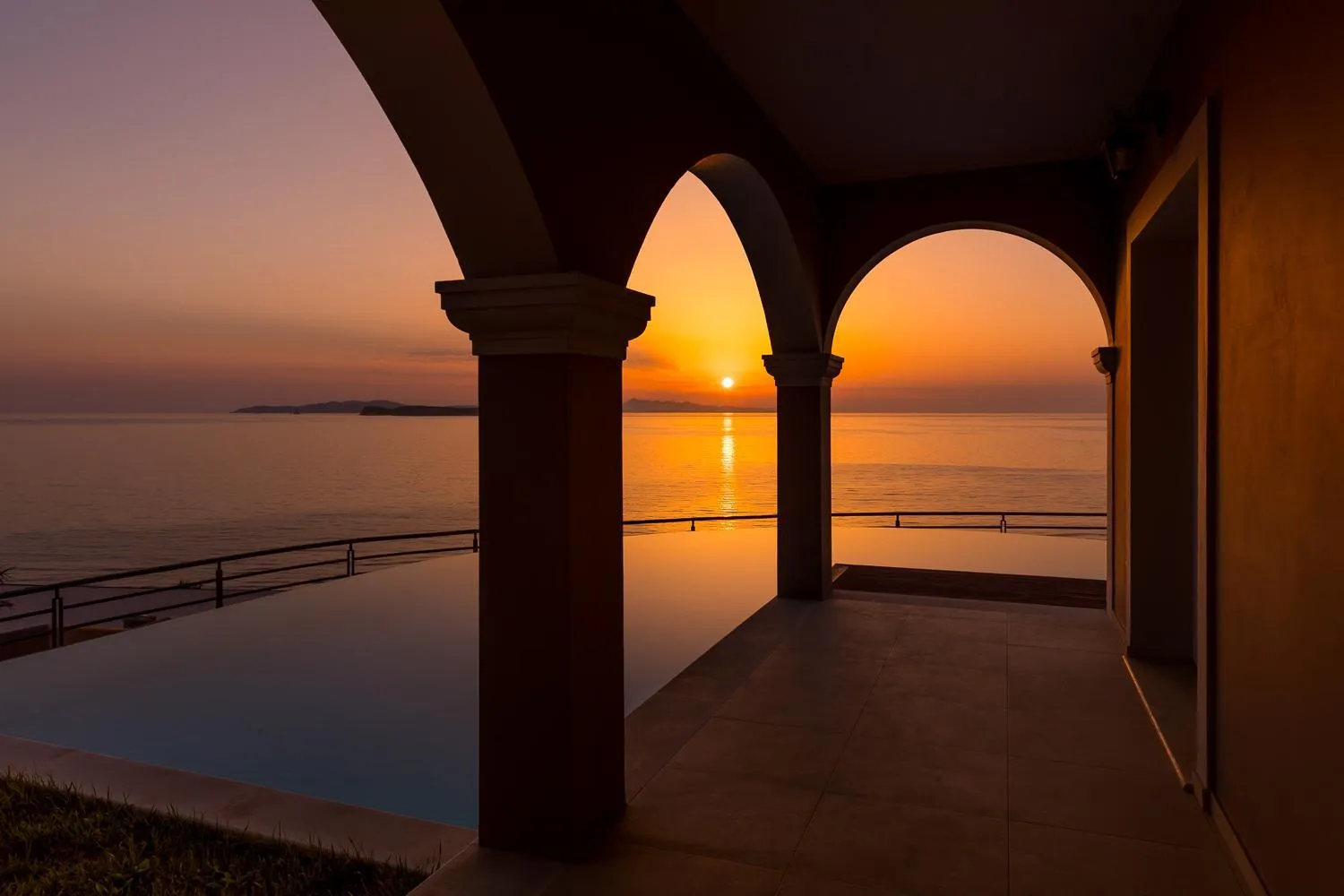 Swimming pool in Pictures Suites