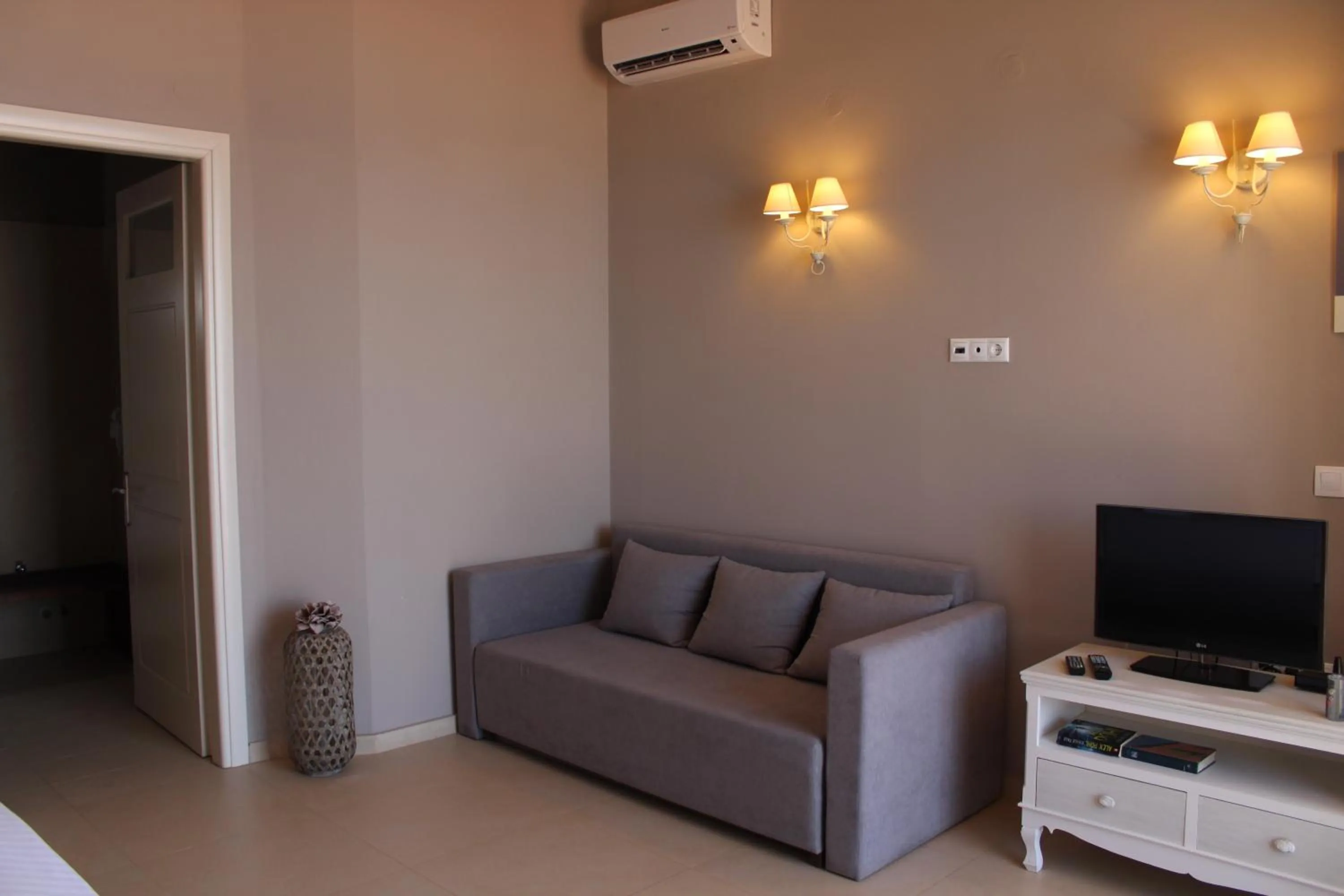 Area and facilities in Pictures Suites