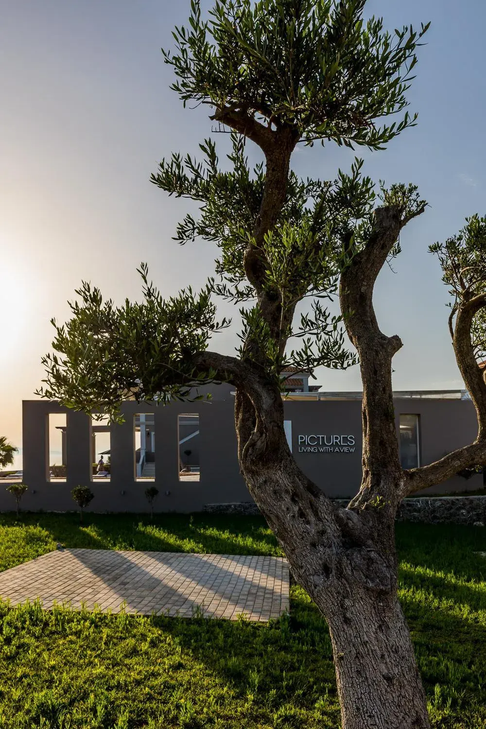 Property building in Pictures Suites Property building in Pictures Suites