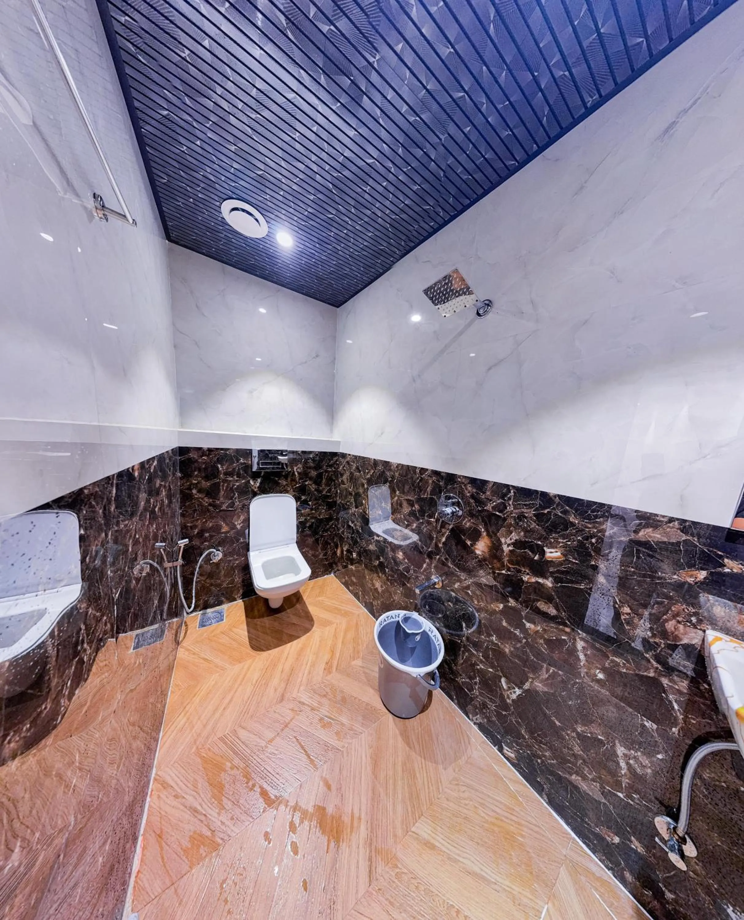 Toilet in Hotel Flora Inn