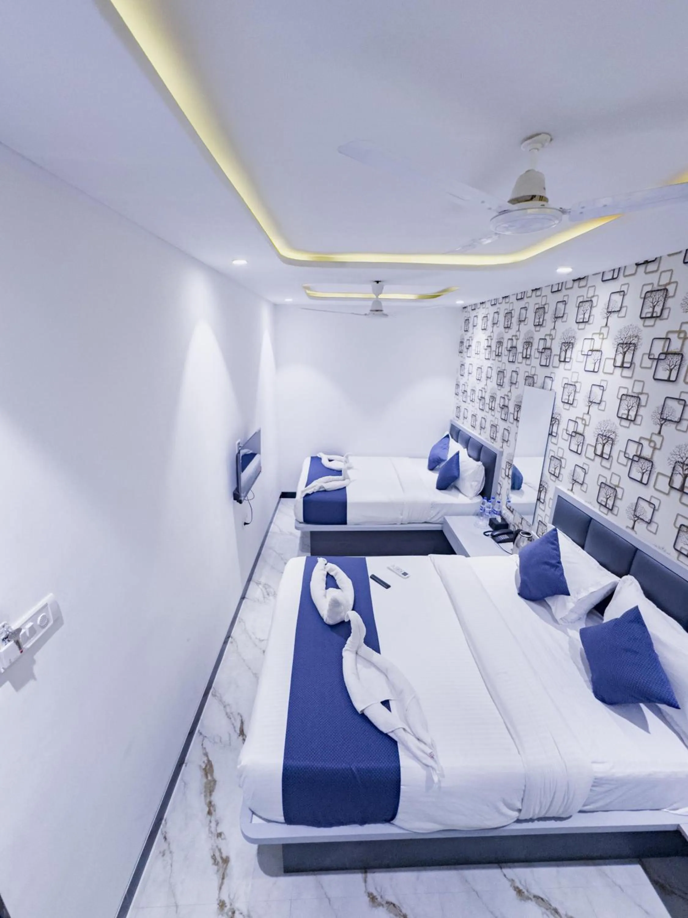 Bed in Hotel Flora Inn