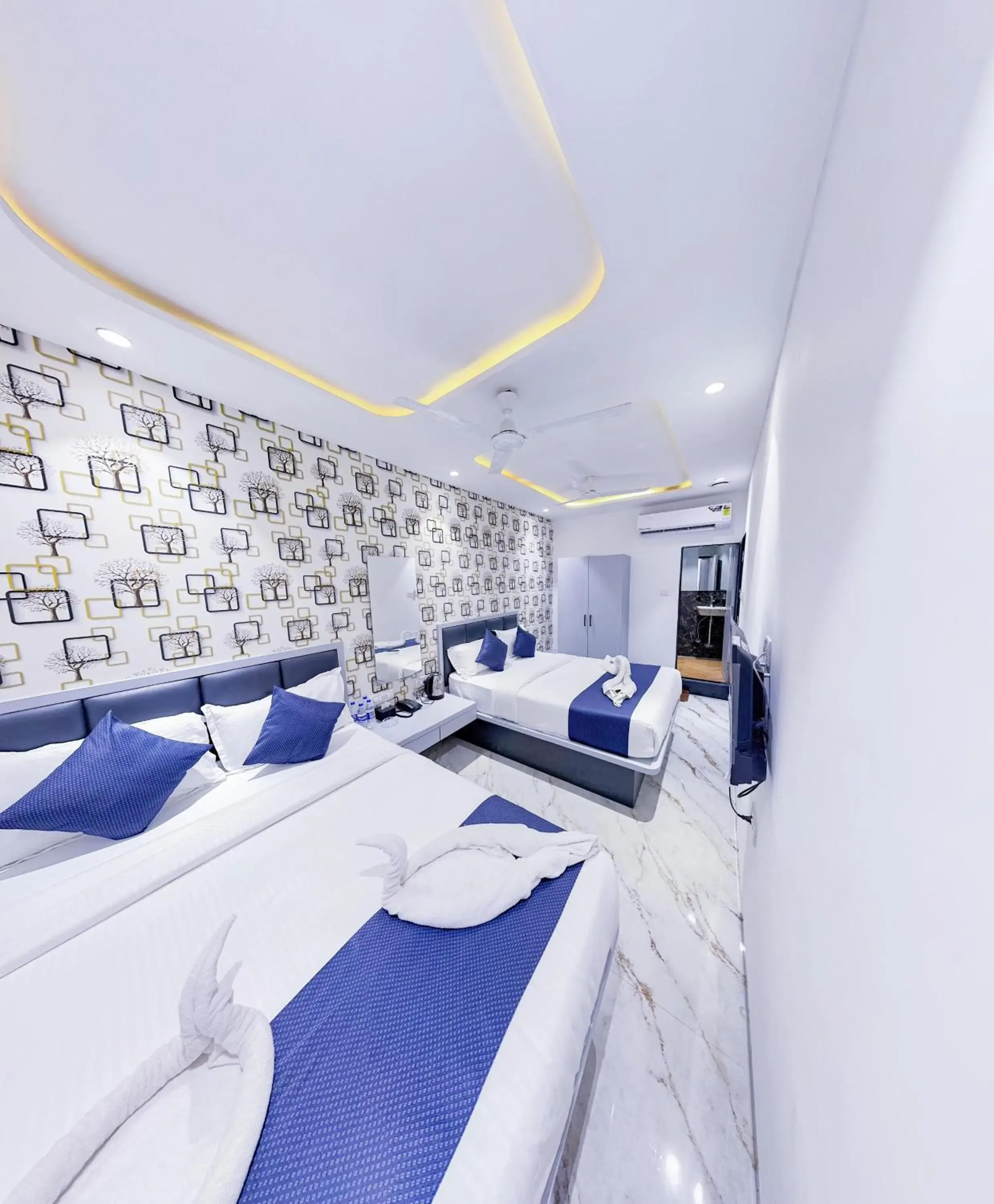 Living room, Bed in Hotel Flora Inn Living room, Bed in Hotel Flora Inn