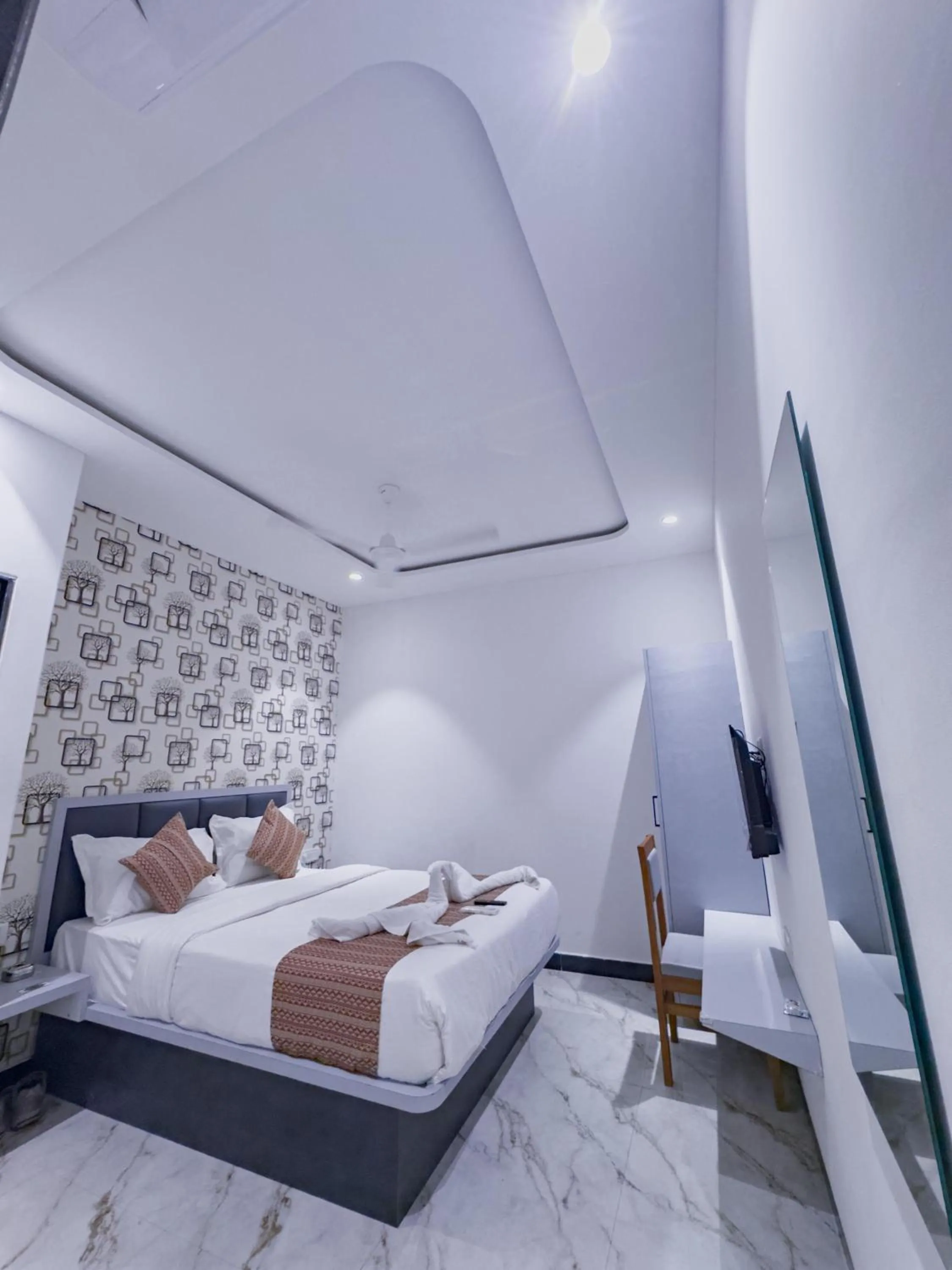 TV and multimedia, Bed in Hotel Flora Inn