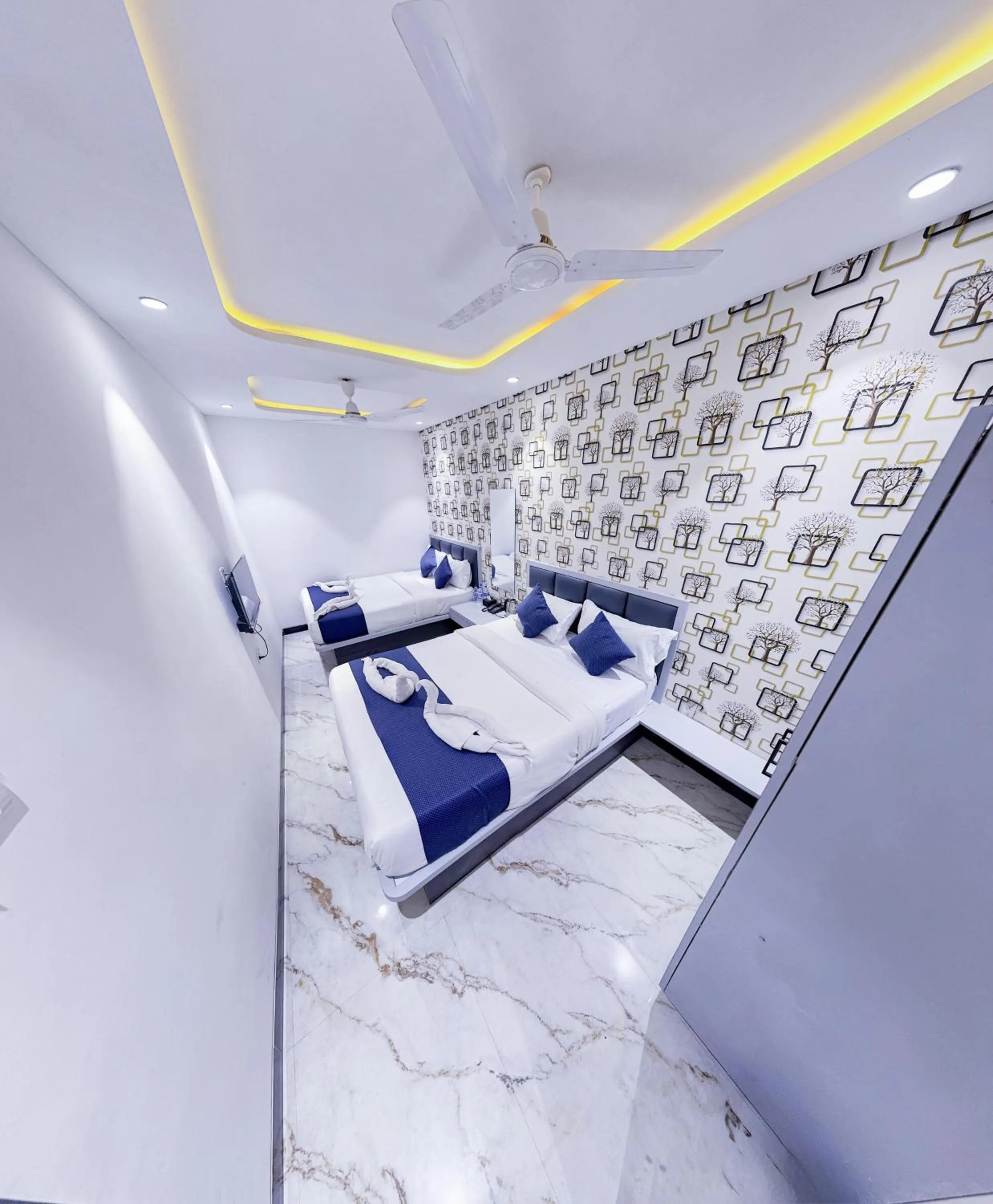 Bed in Hotel Flora Inn