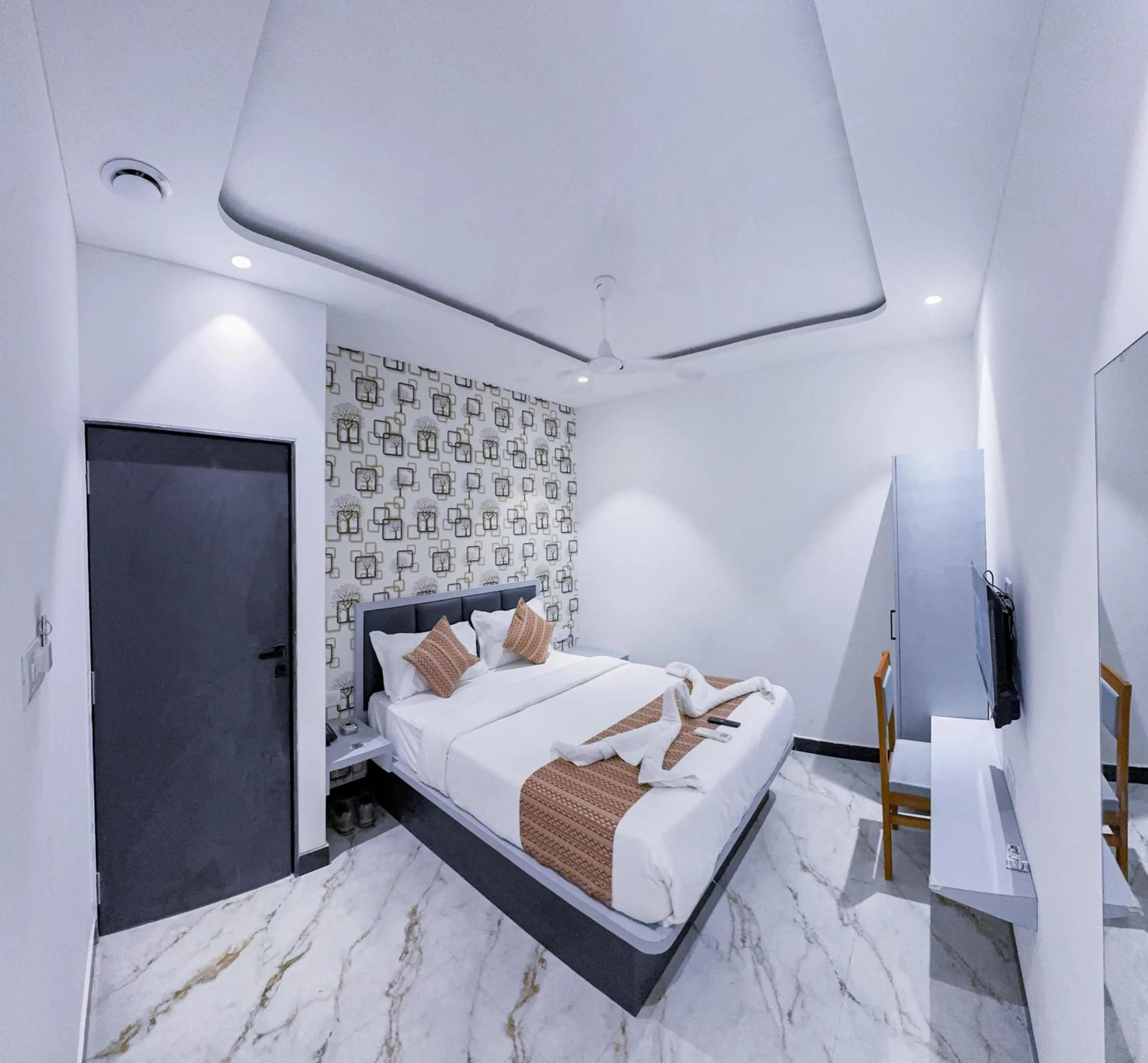 Bed in Hotel Flora Inn