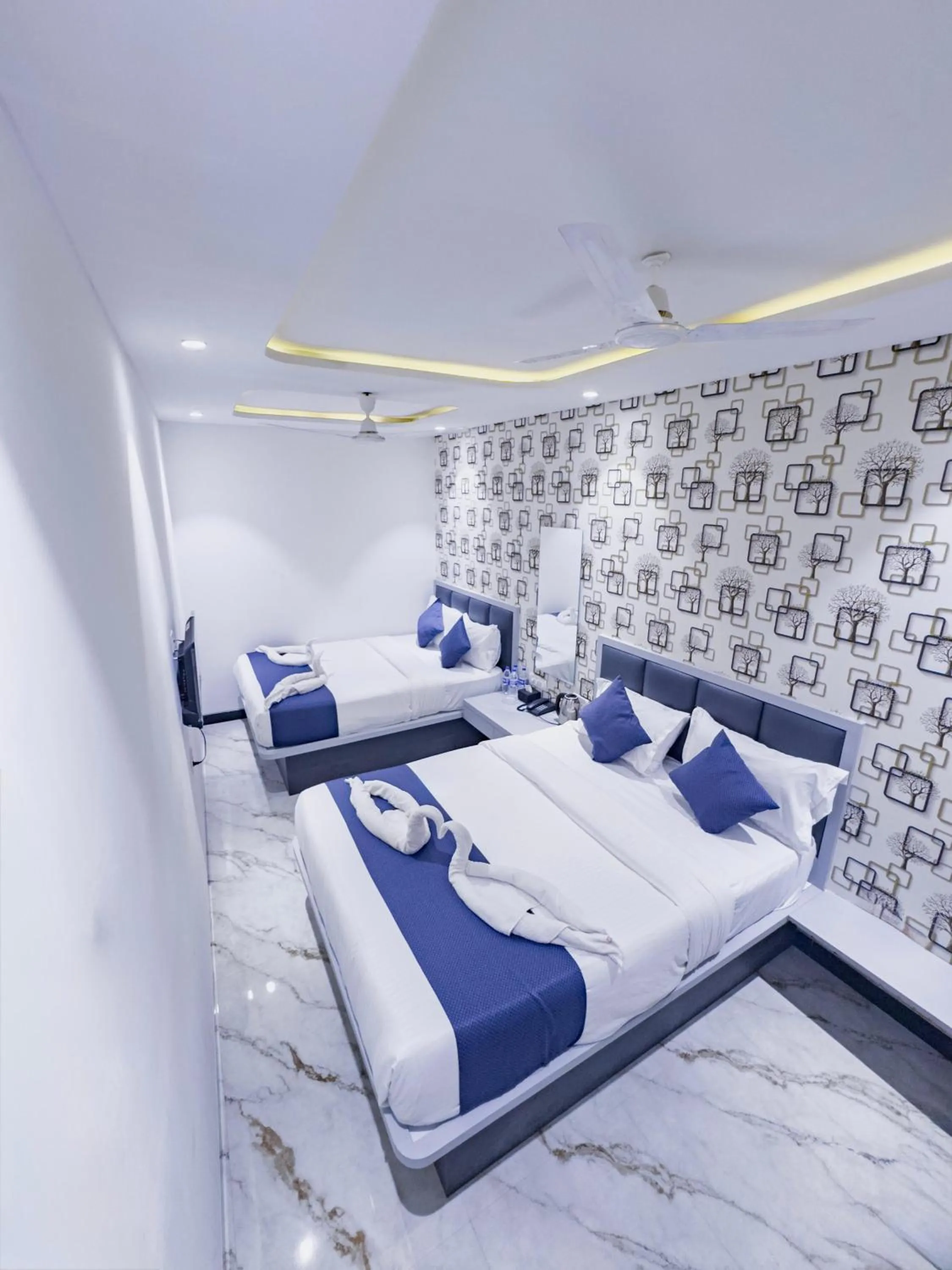 Bed in Hotel Flora Inn