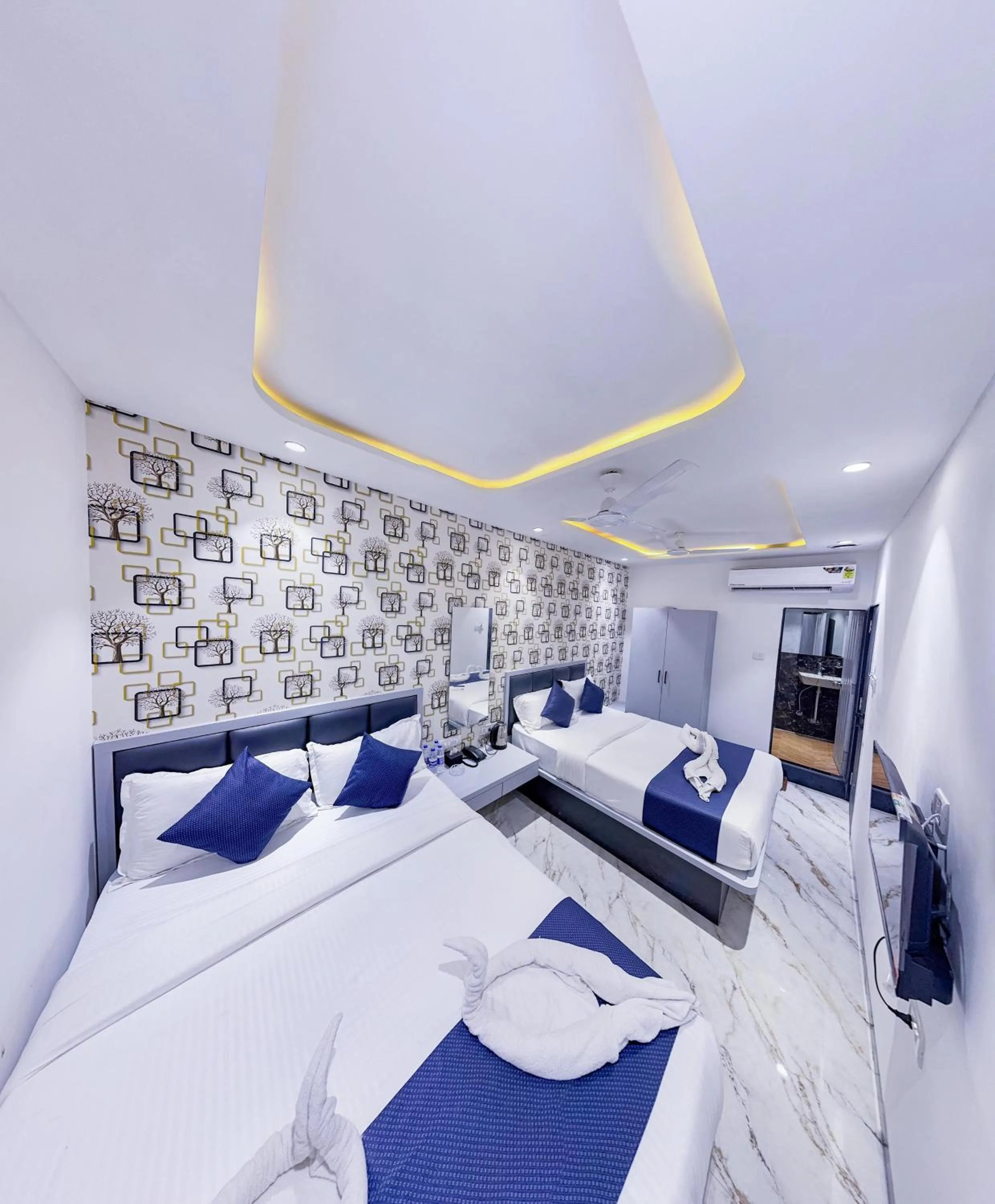 Bed in Hotel Flora Inn