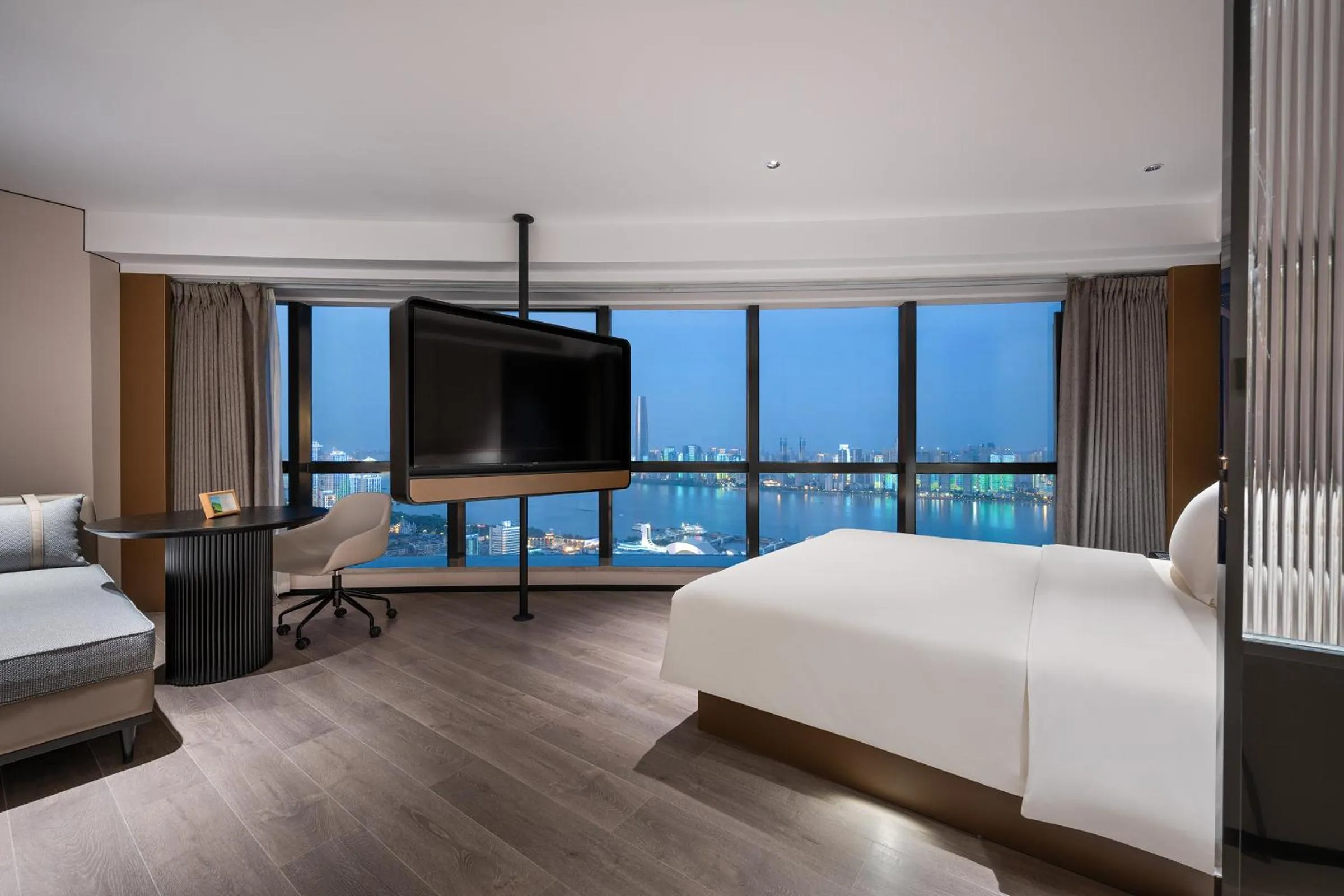 Communal lounge/ TV room, Bed in Atour Hotel Wuhan Riverview Jianghan Road Pedestrian Street