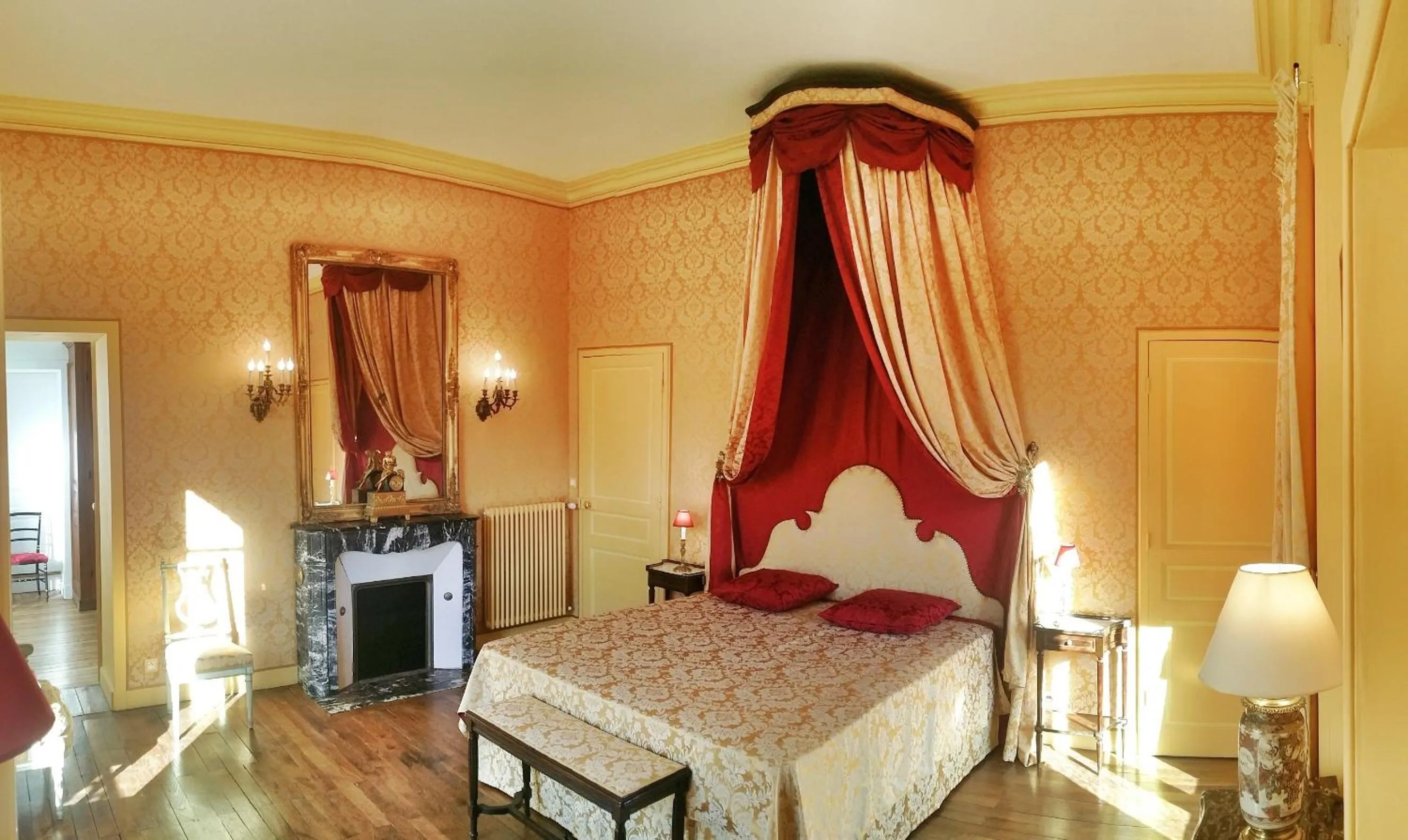 Photo of the whole room, Bed in Château de Chantore