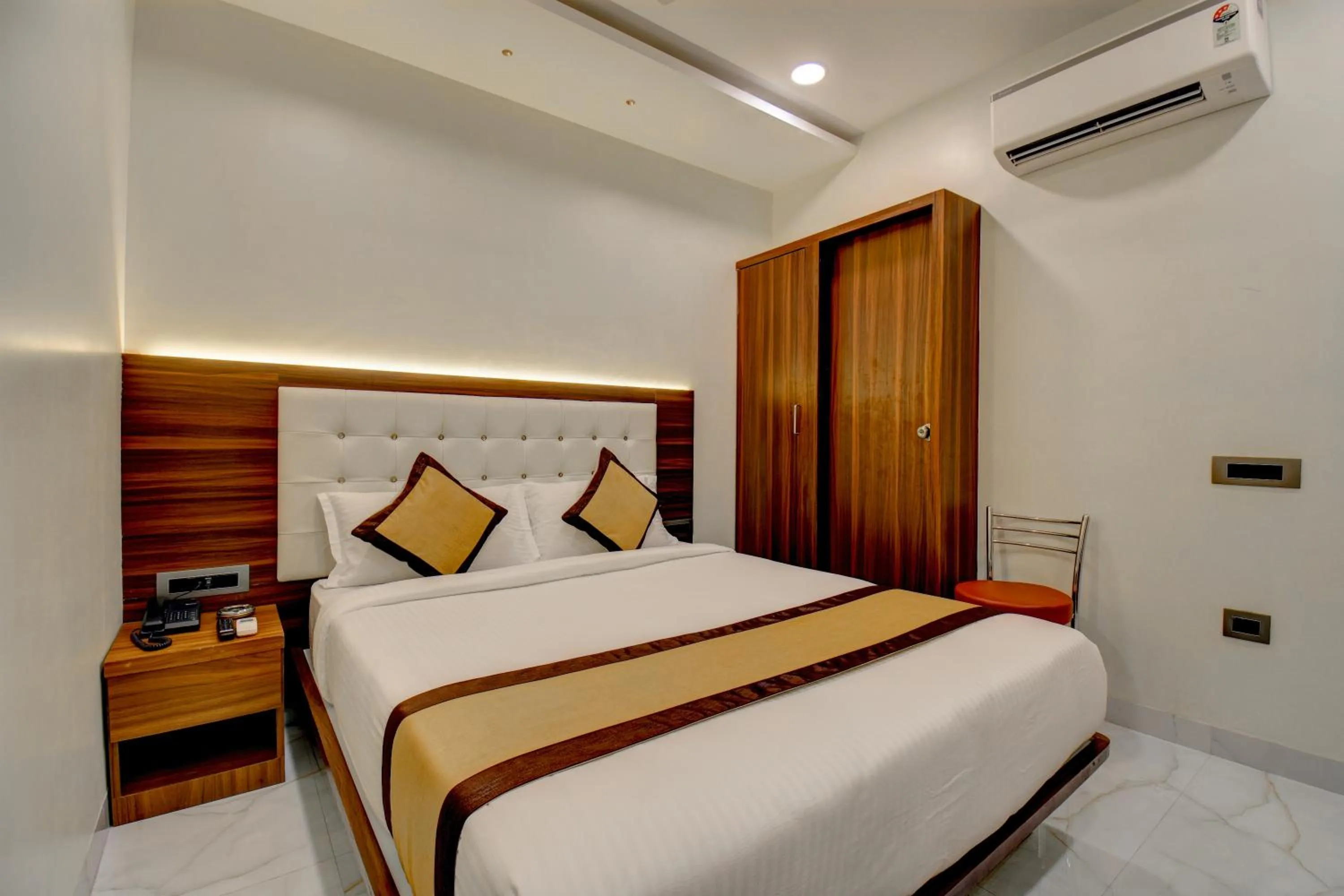Bed in Hotel Majestic Crest Sakinaka