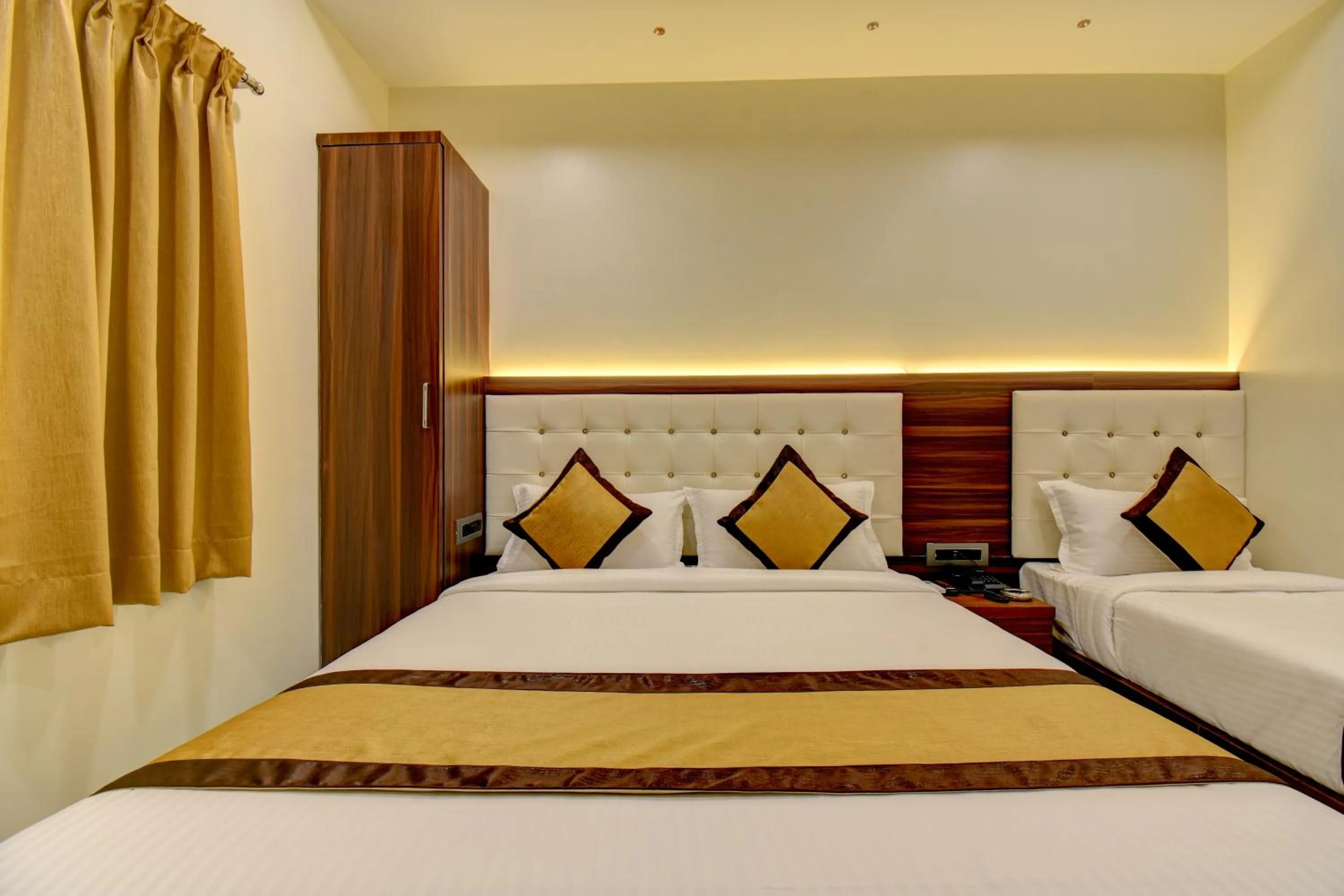 Bed in Hotel Majestic Crest Sakinaka