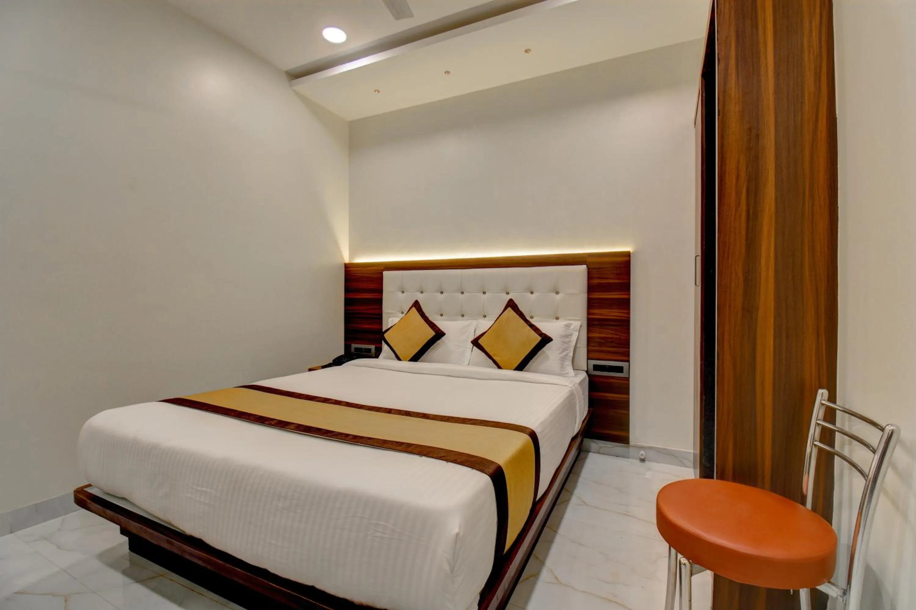 Bed in Hotel Majestic Crest Sakinaka