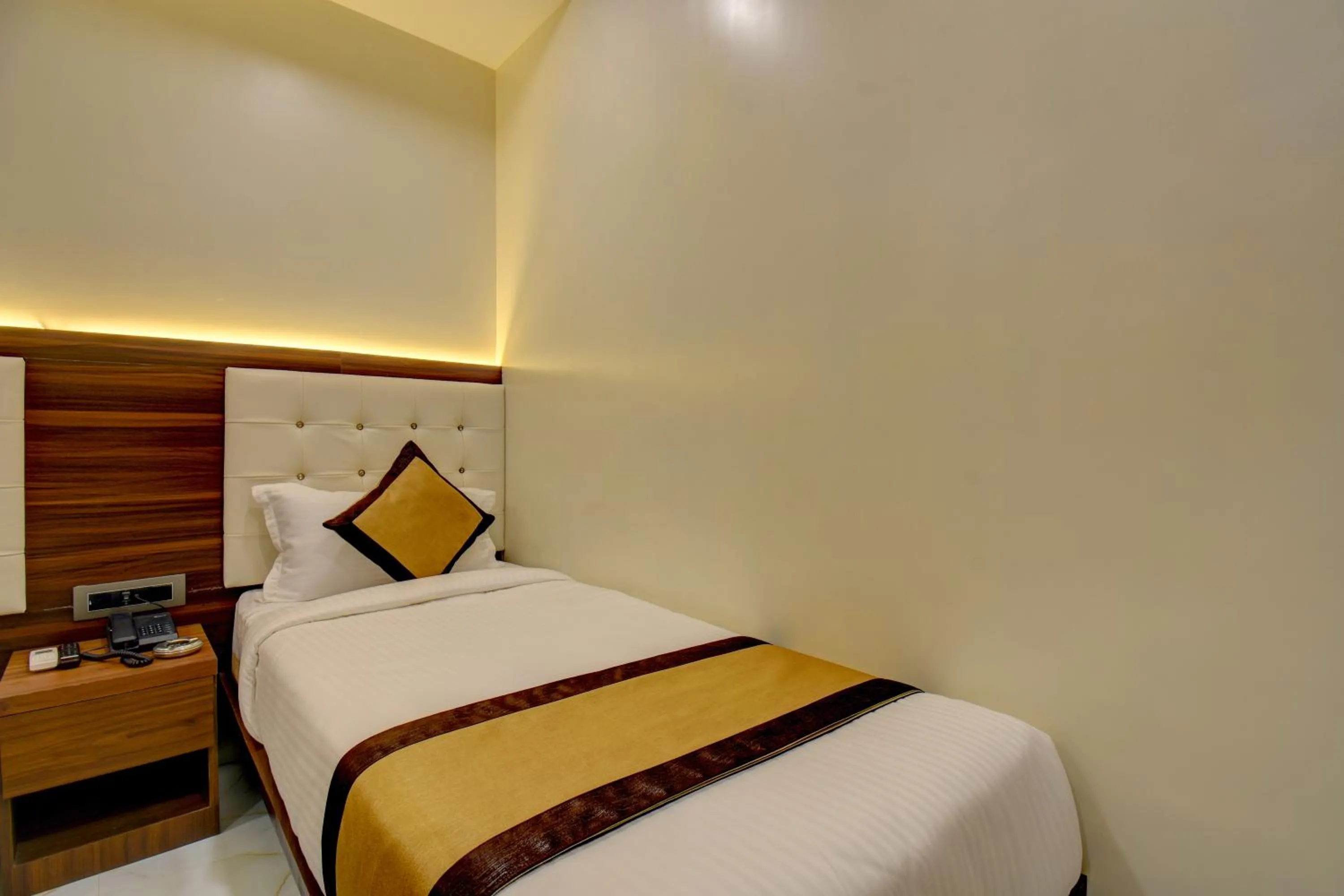 Bed in Hotel Majestic Crest Sakinaka