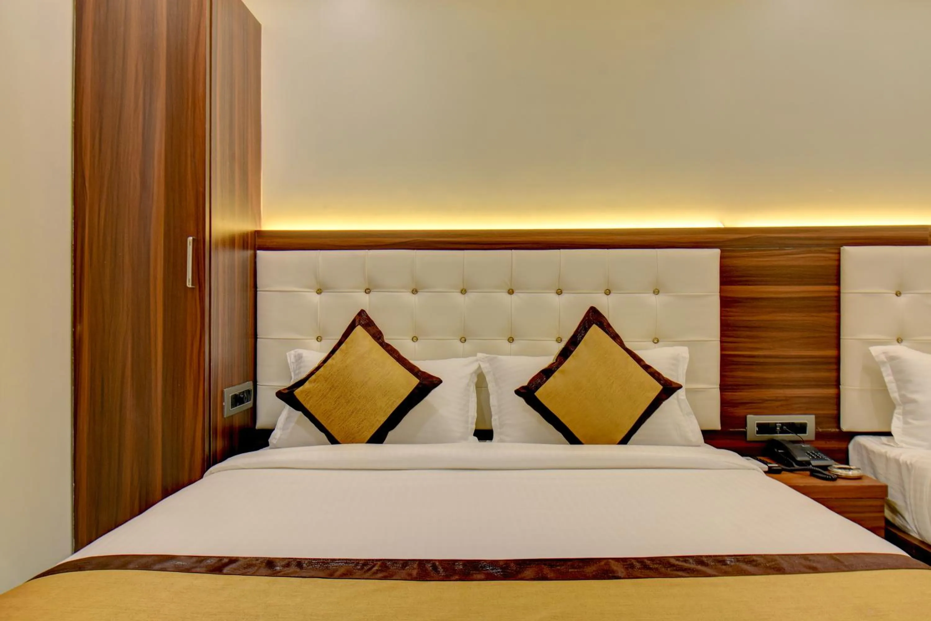 Bed in Hotel Majestic Crest Sakinaka