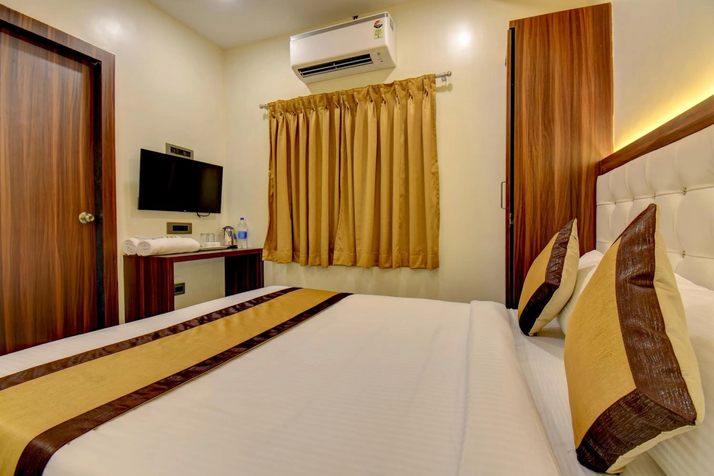 Bed in Hotel Majestic Crest Sakinaka