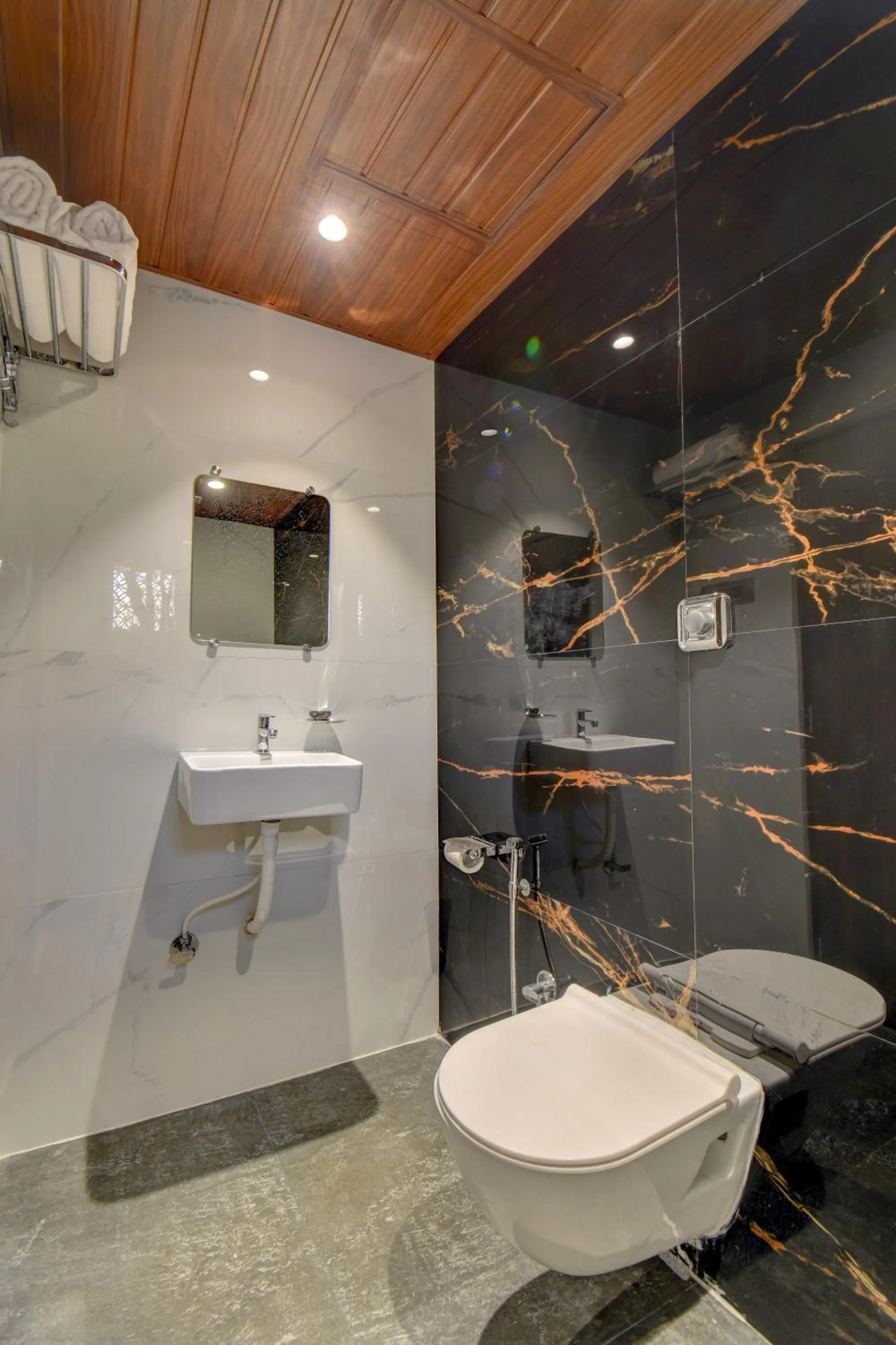 Bathroom in Hotel Majestic Crest Sakinaka