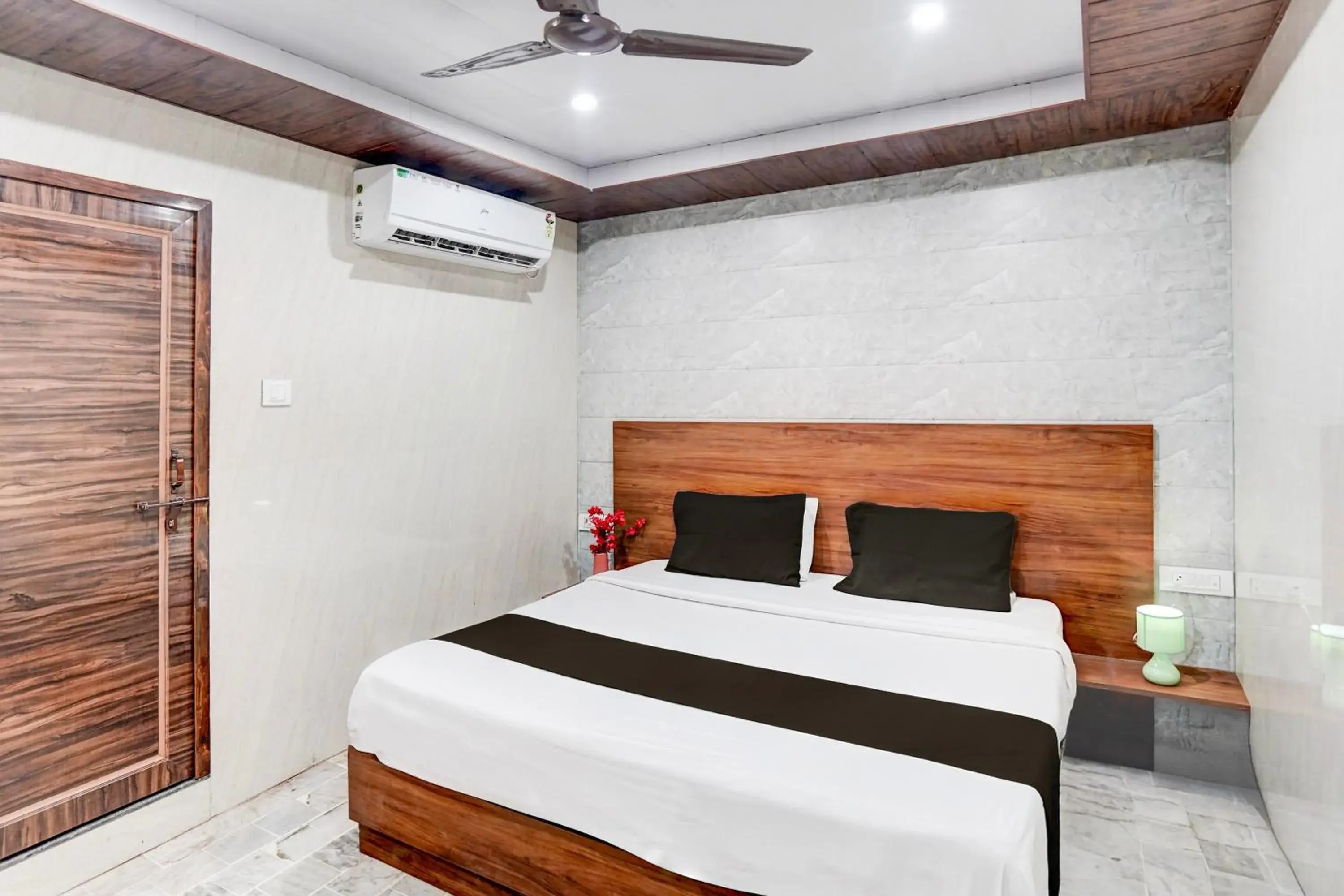 Classic Triple Room - single occupancy in Super Hotel O Govind Nagar Kanpur Formerly Maharoopa Palace Classic Triple Room - single occupancy in Super Hotel O Govind Nagar Kanpur Formerly Maharoopa Palace