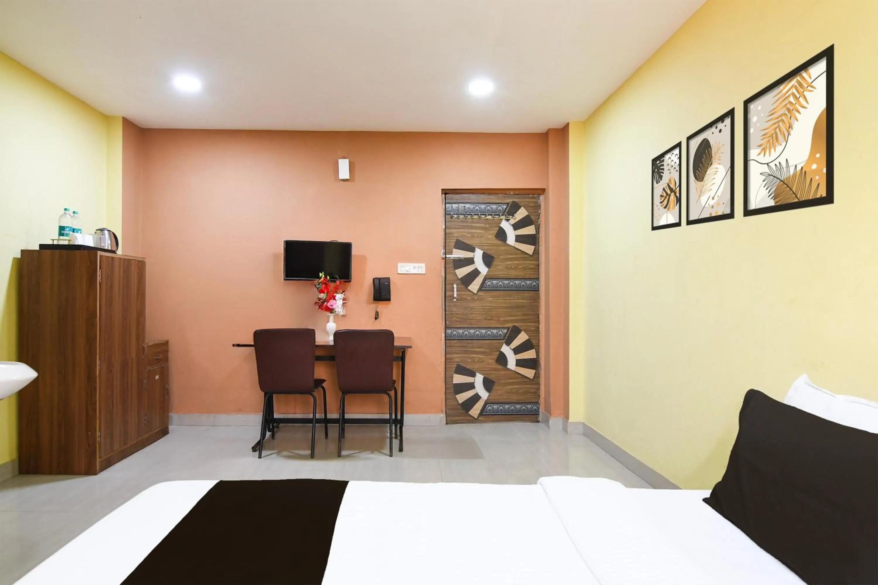 Bedroom, Bed in Hotel O Beleghata Formerly Santoshi Banquet And Marriage Hall