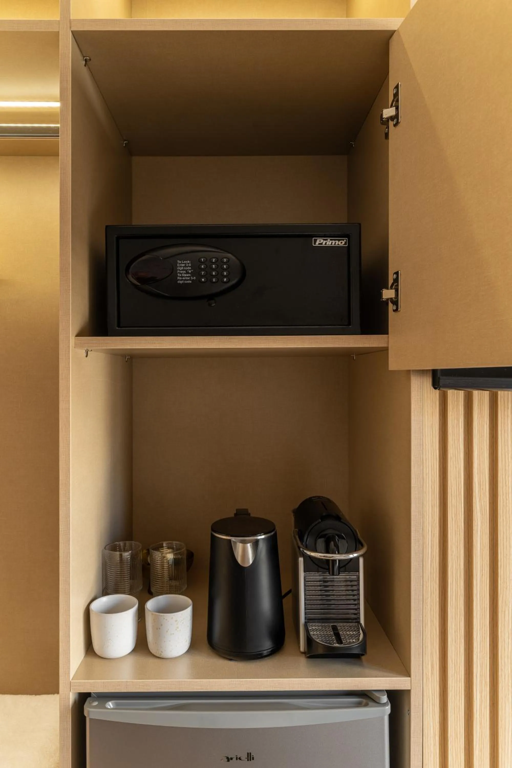 Coffee/tea facilities in Phalerus Suites