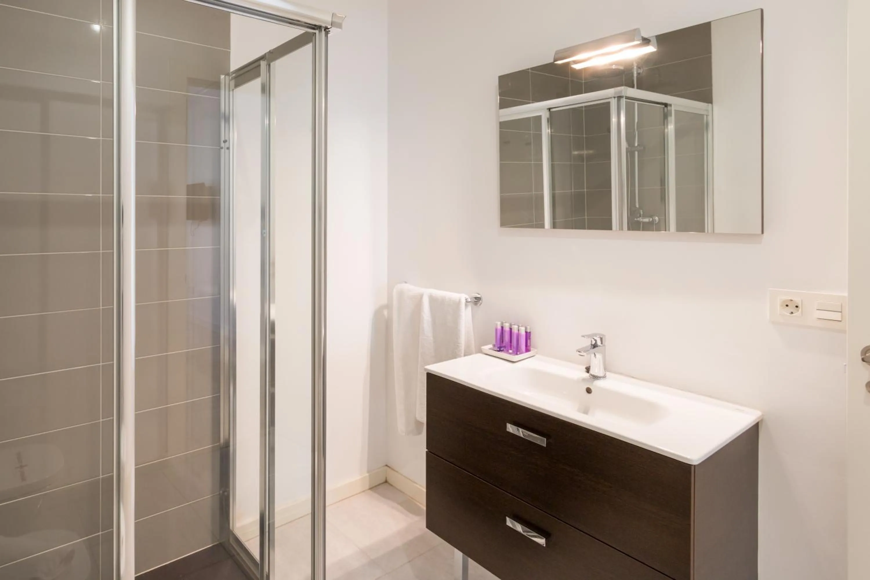 Shower in Palacio Cabrera - Lillo