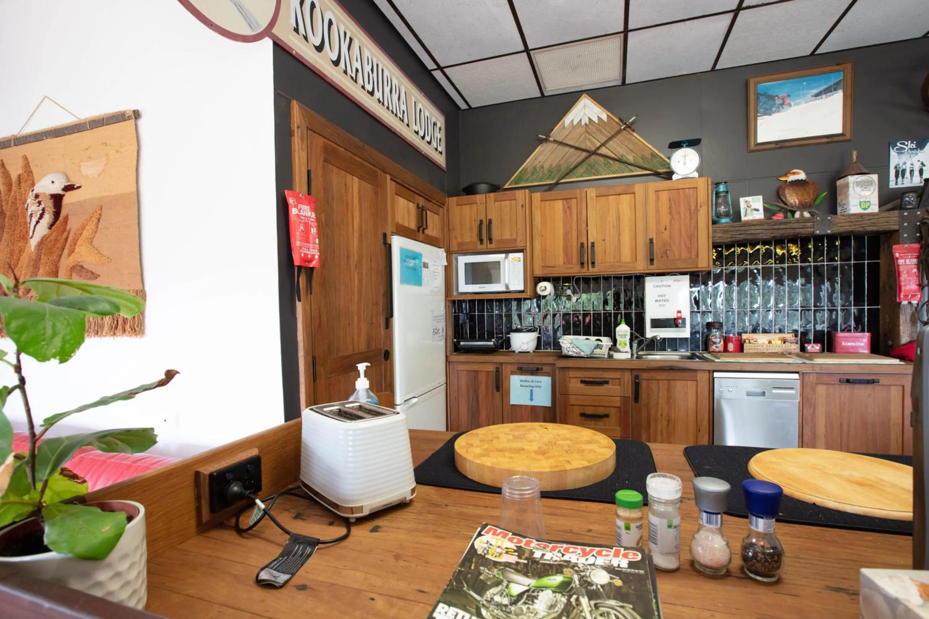 Communal lounge/ TV room in Kookaburra Lodge