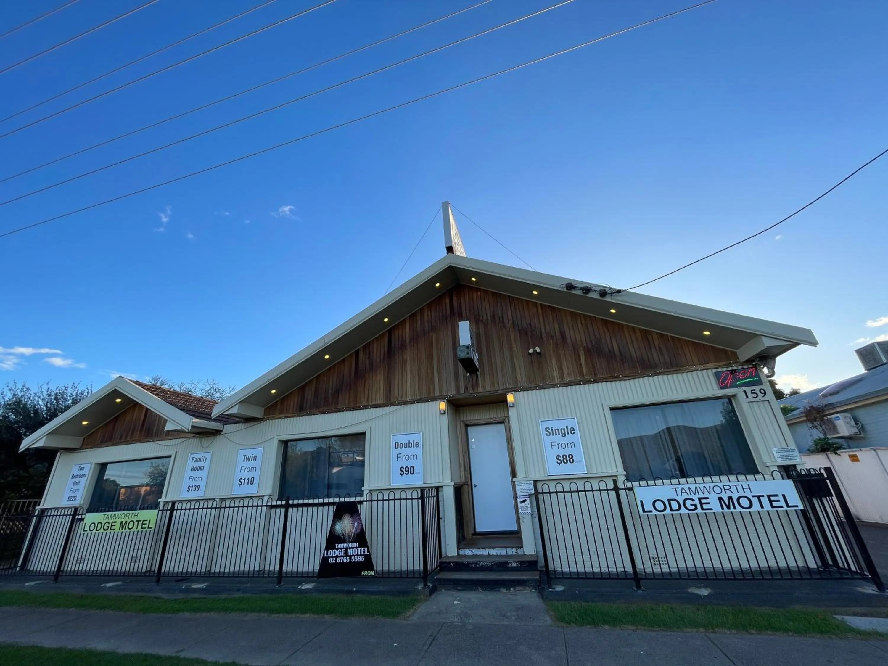 Property building in Tamworth Lodge Motel
