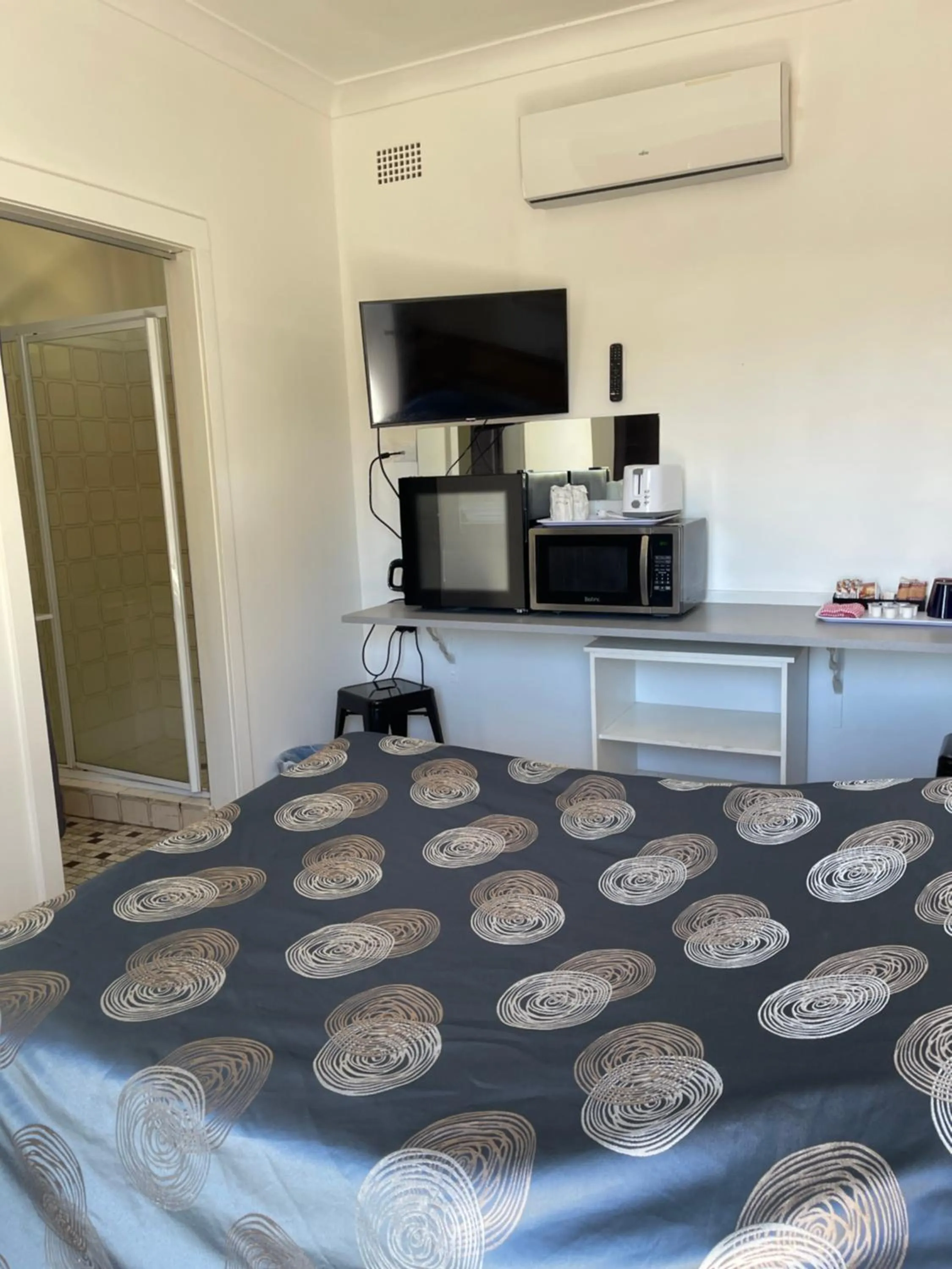 Bed in Tamworth Lodge Motel