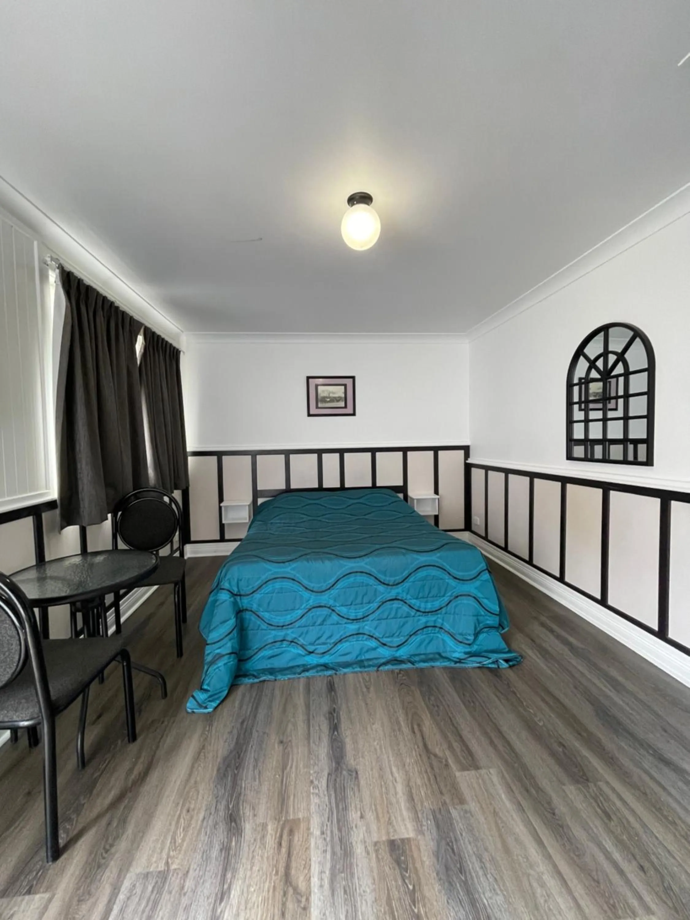 Bed in Tamworth Lodge Motel