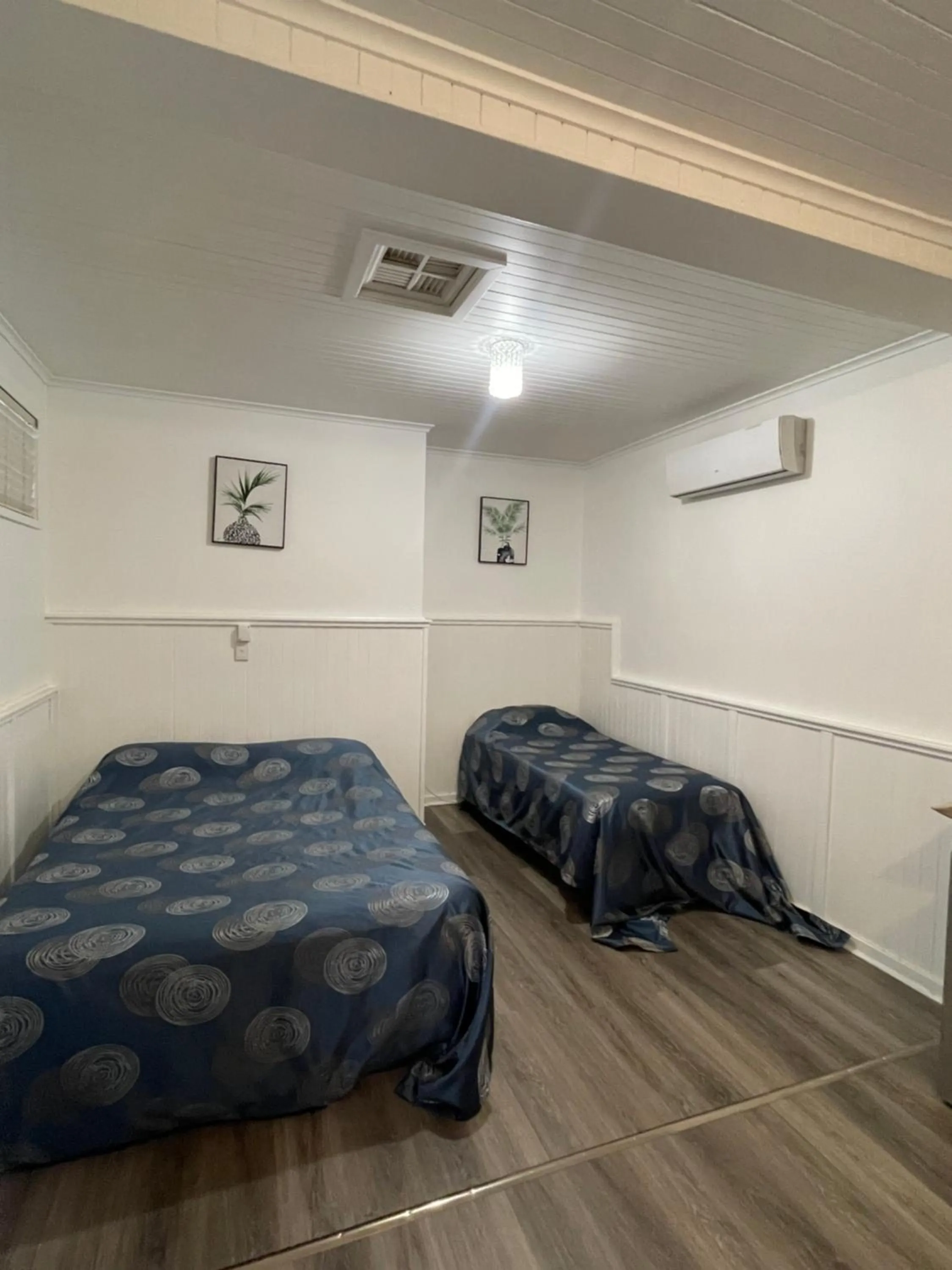 Bed in Tamworth Lodge Motel