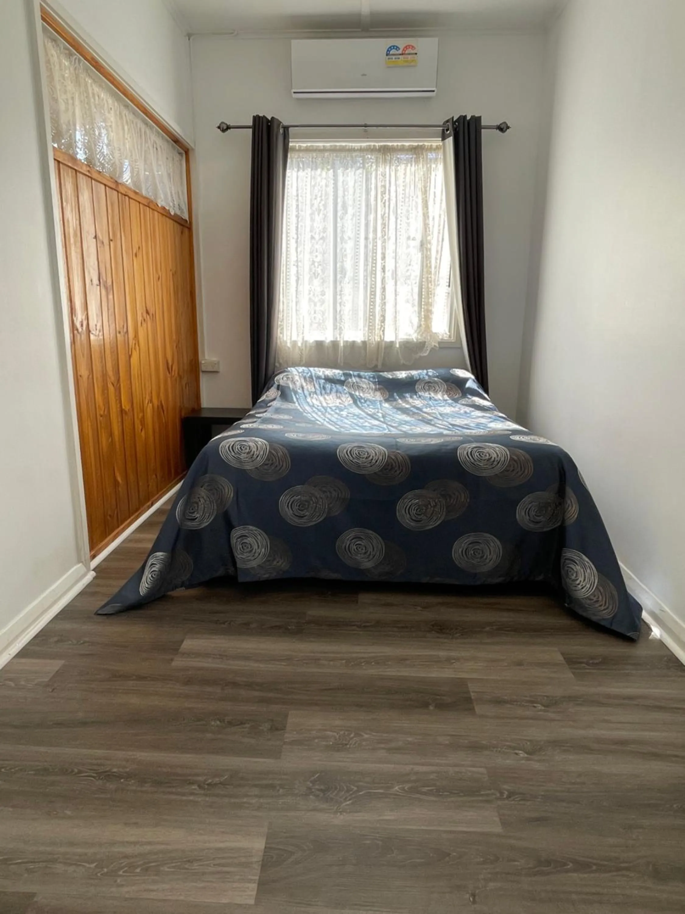 Bed in Tamworth Lodge Motel