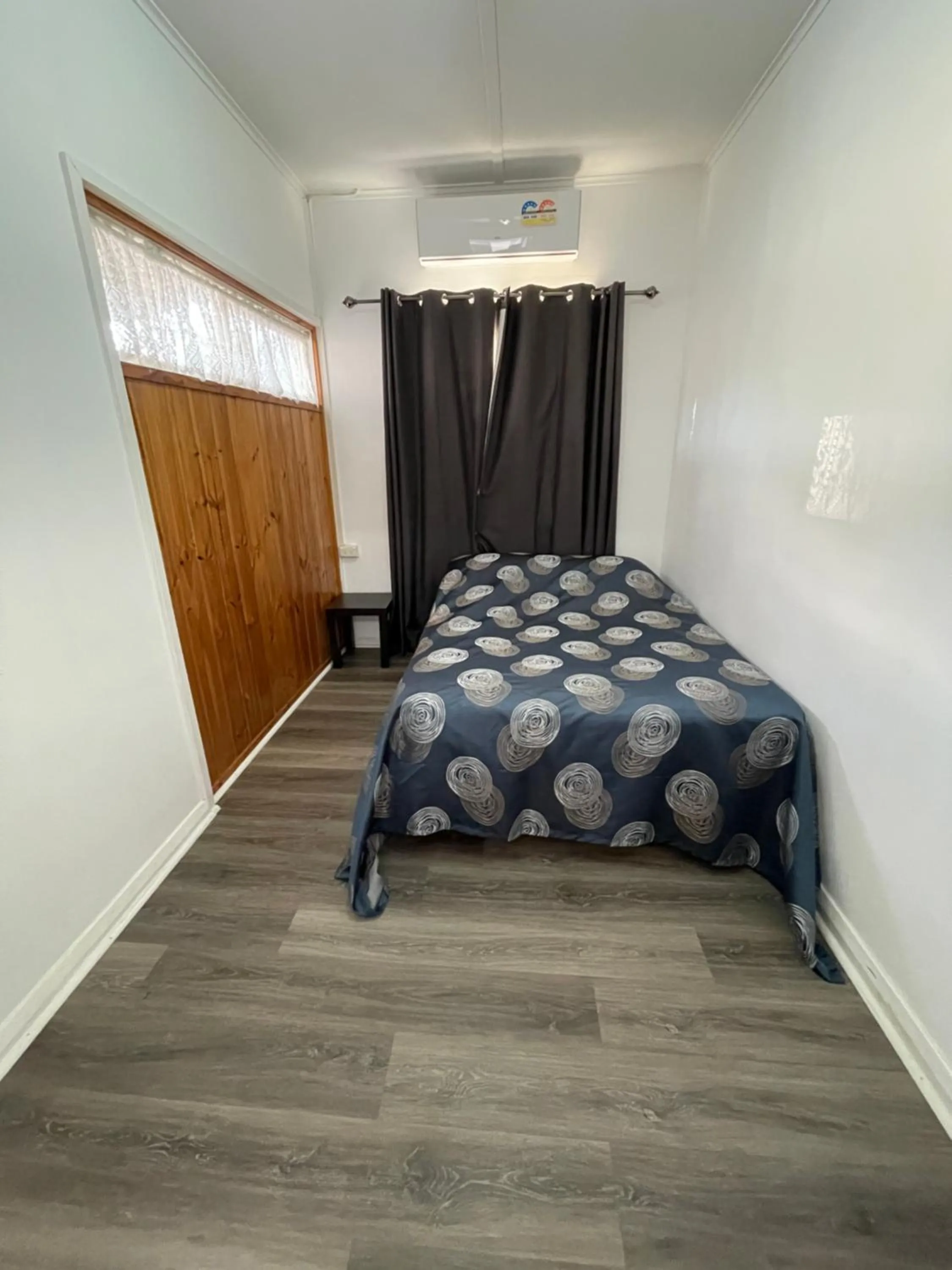 Bed in Tamworth Lodge Motel