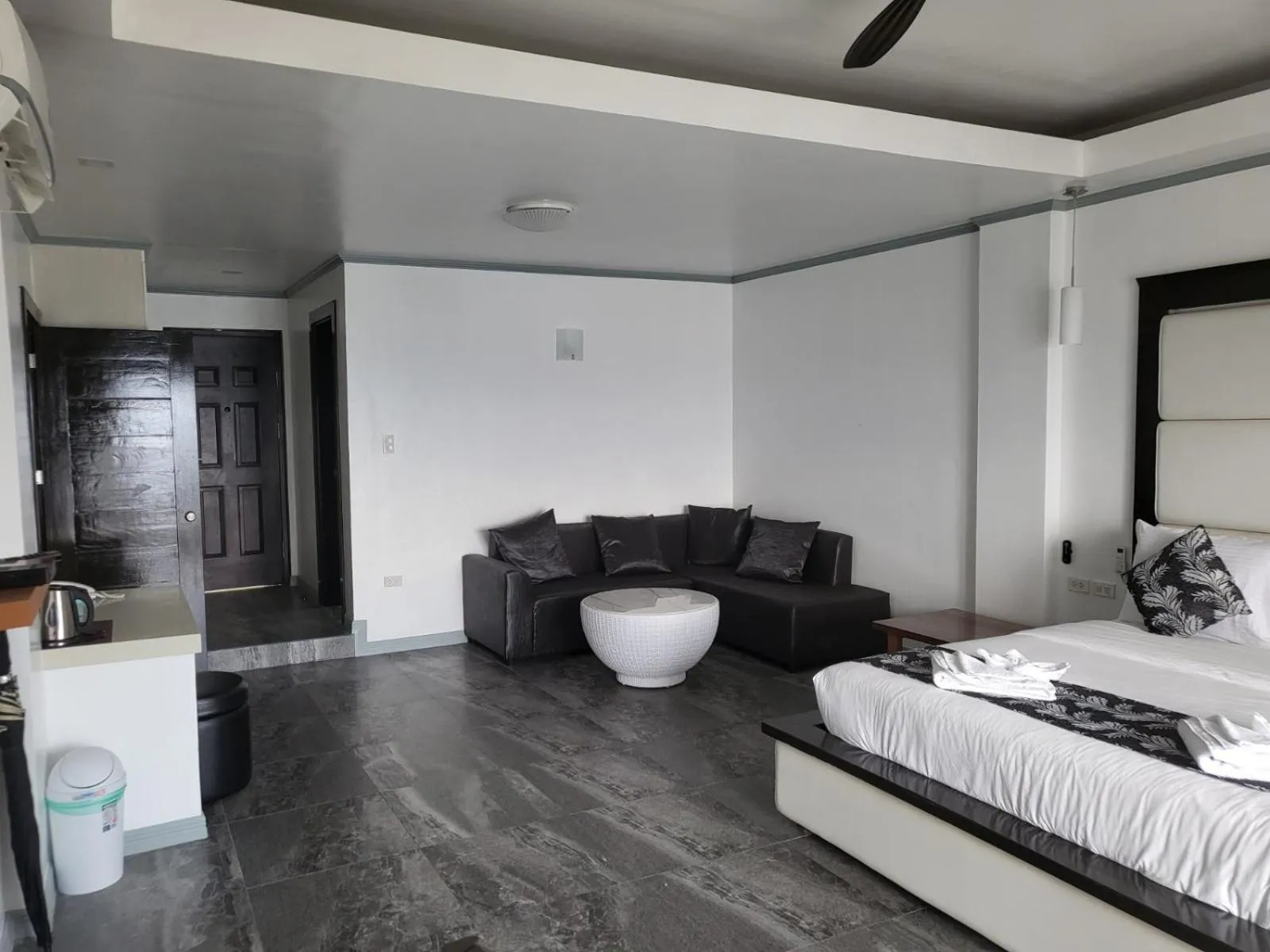 Seating area, Bed in Manarra Sea View Resort