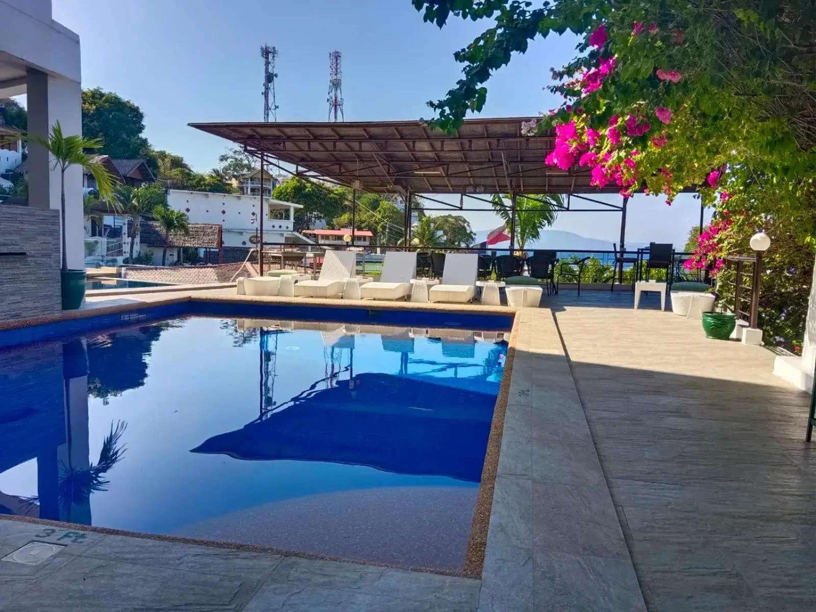 Swimming pool in Manarra Sea View Resort Swimming pool in Manarra Sea View Resort