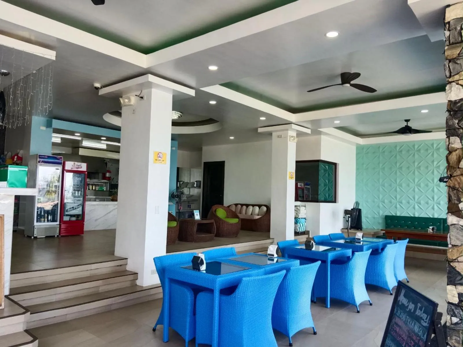 Restaurant/places to eat in Manarra Sea View Resort