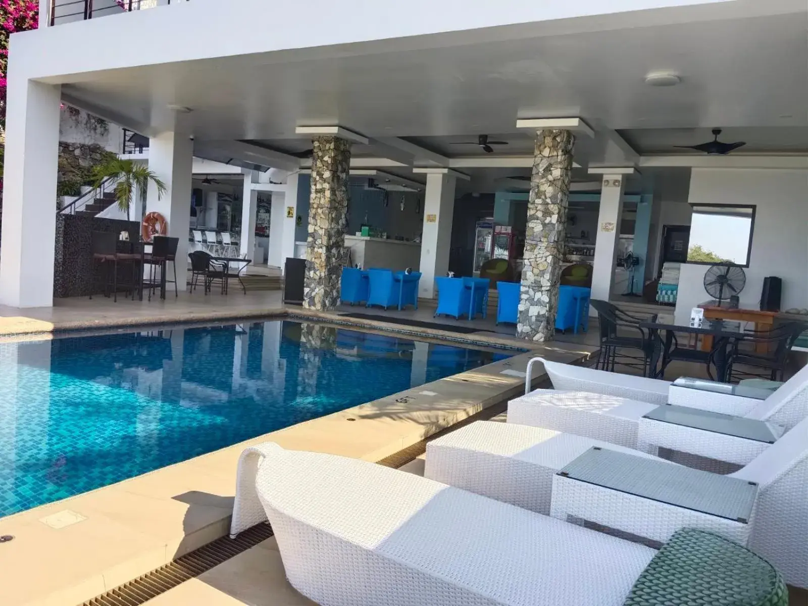 Restaurant/places to eat in Manarra Sea View Resort Restaurant/places to eat in Manarra Sea View Resort