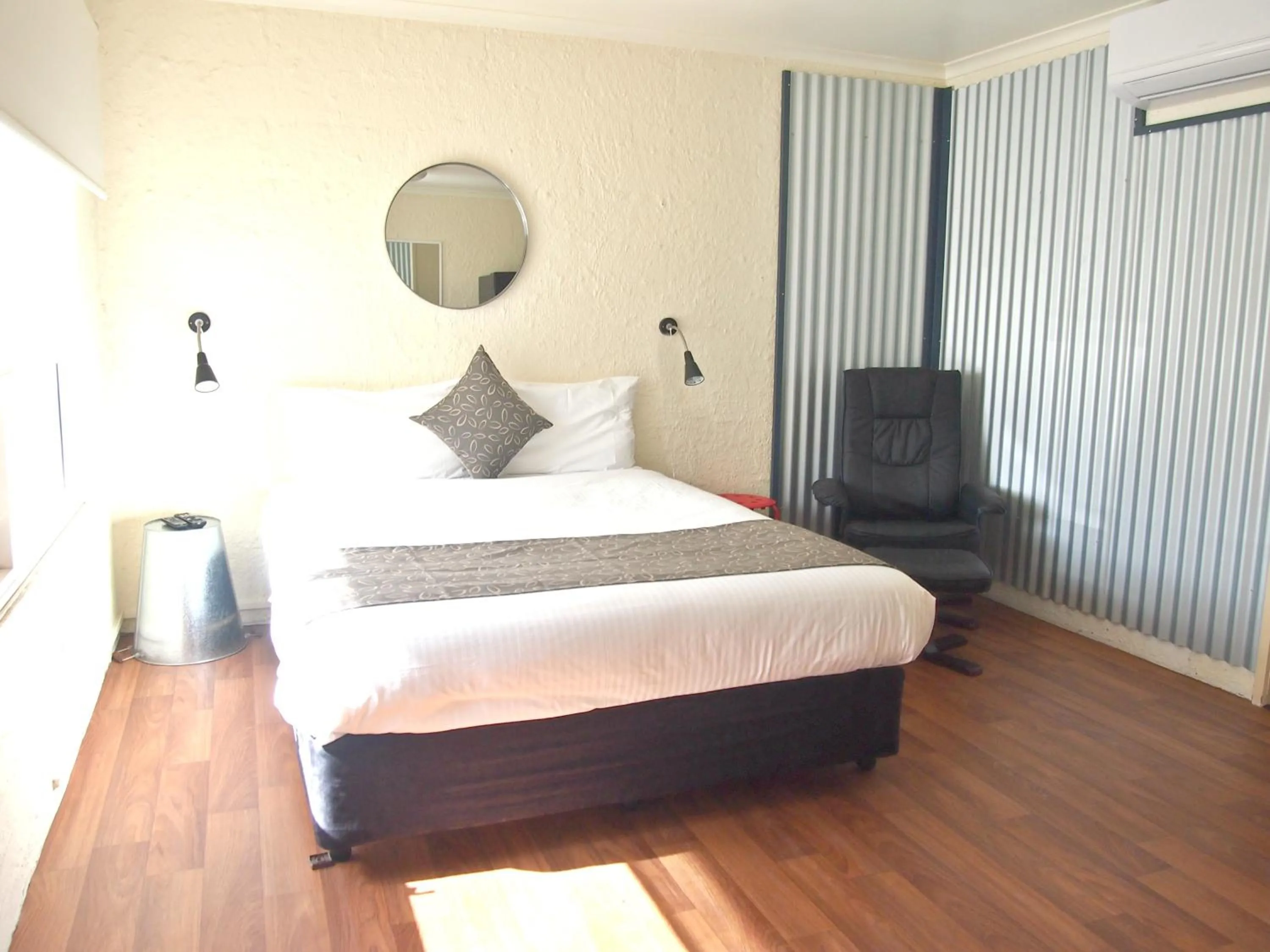 Seating area, Bed in Siesta Central Apartments