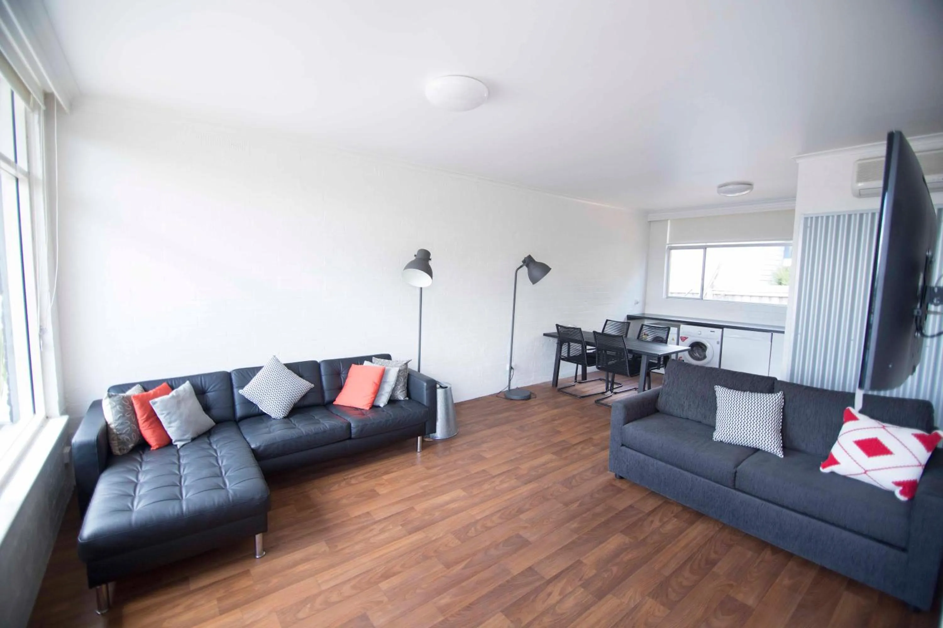 TV and multimedia in Siesta Central Apartments