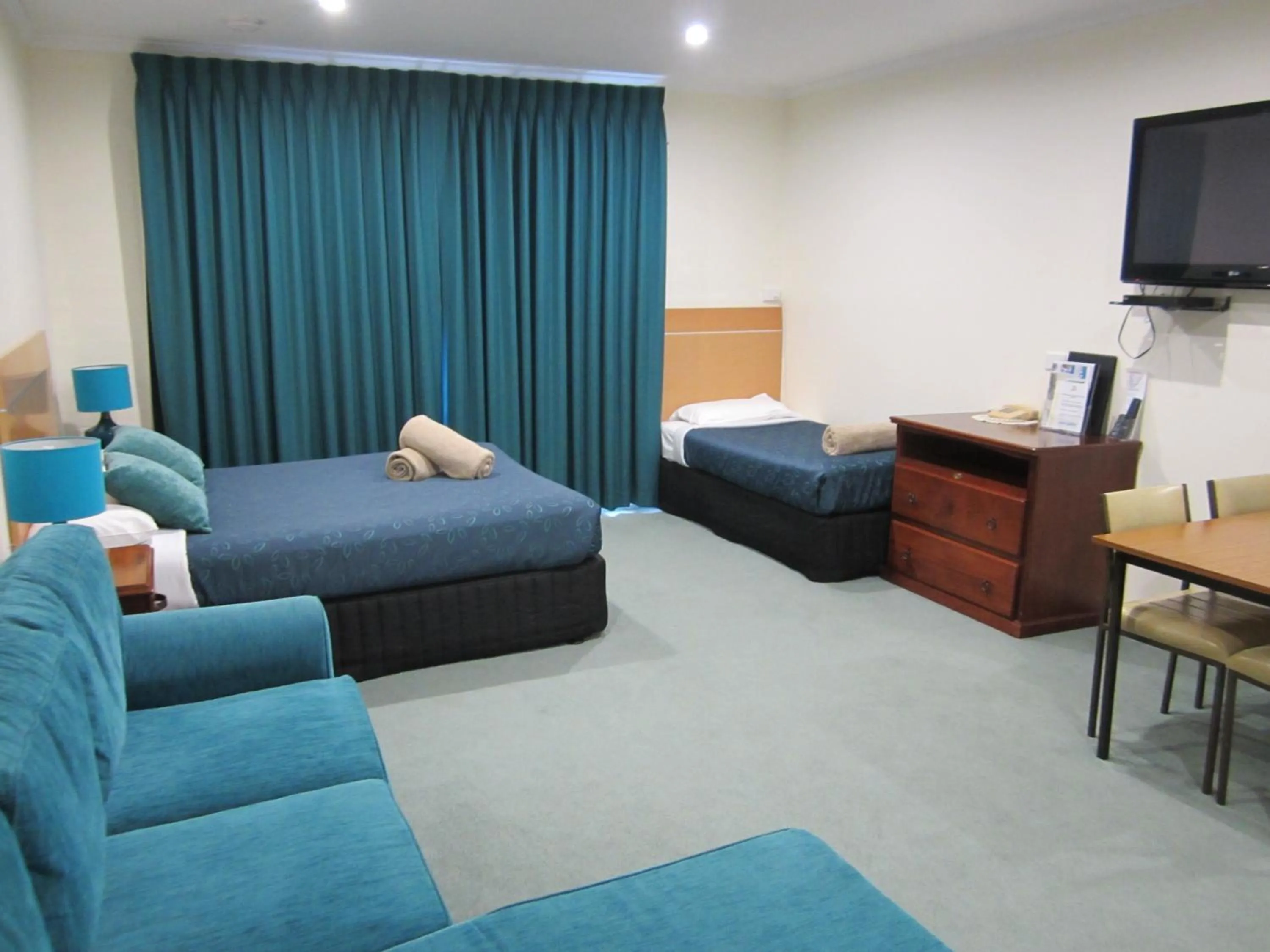 Seating area, Bed in Snowgum Motel